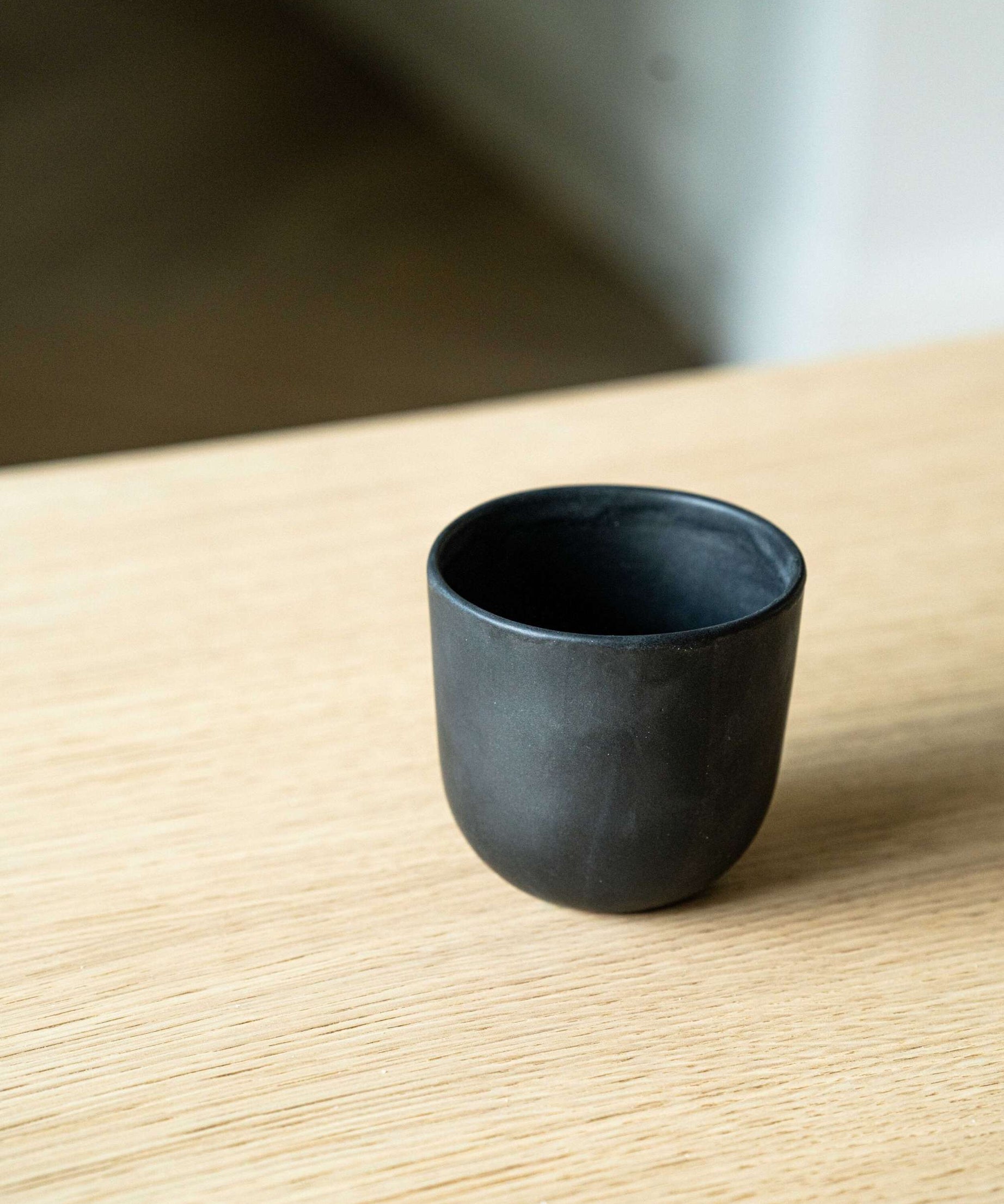 Handgemachte Steinzeug Tasse - Schwarze matte Tasse für Kaffee und Tee