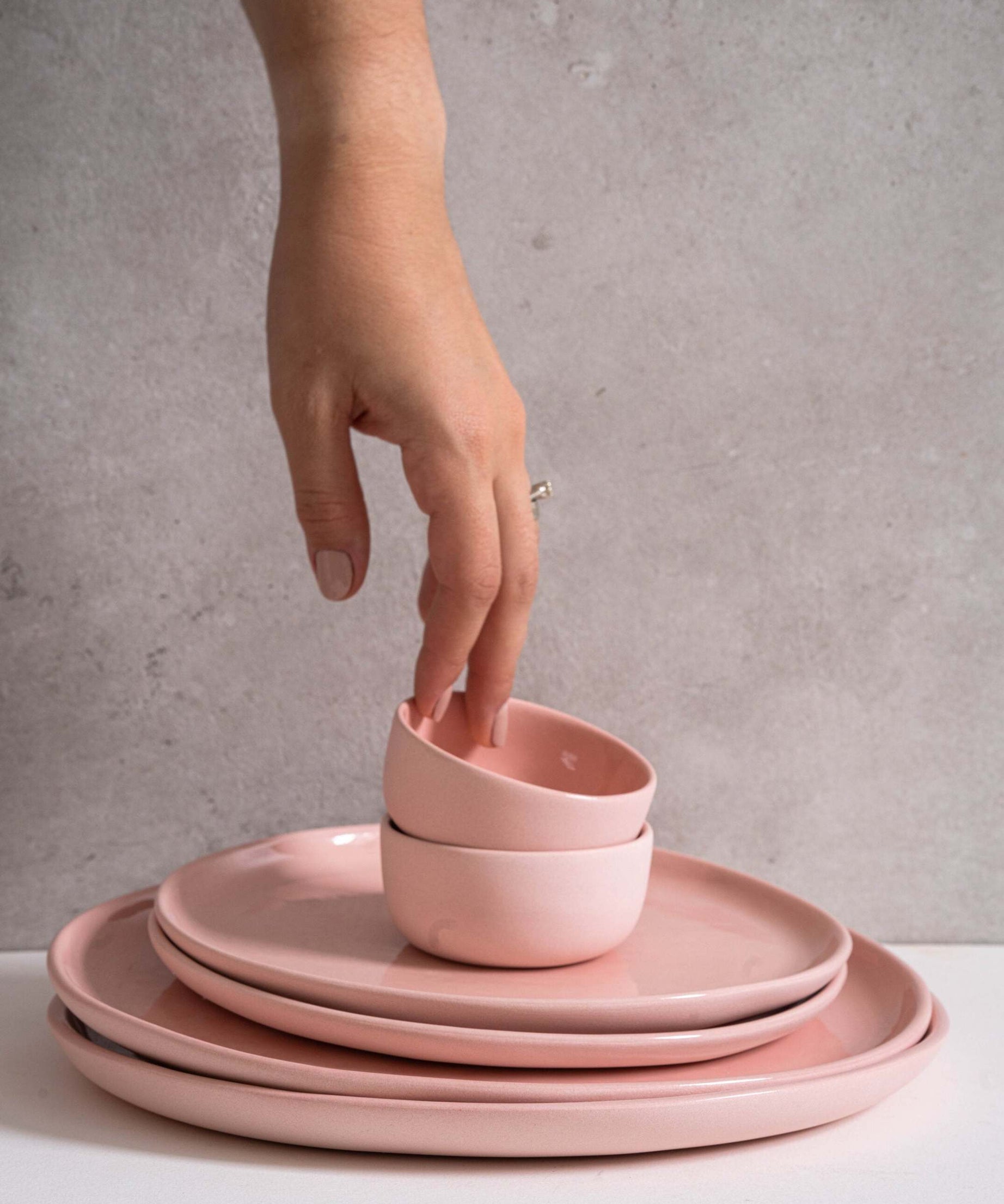 Handgemachte Porzellan-Pinch-Schale. Puderrosa