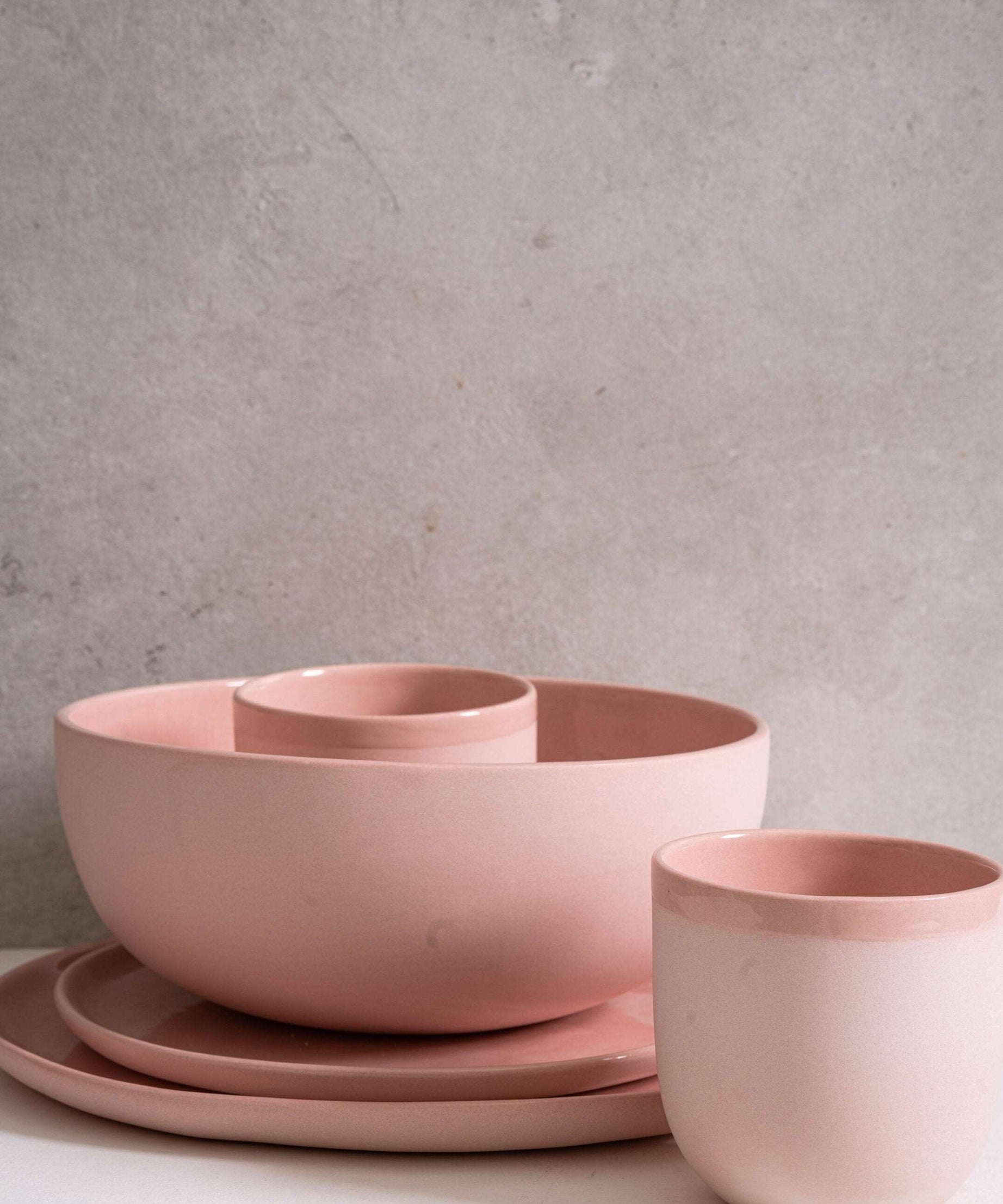 Handgefertigte Kaffeetasse aus Porzellan. Puderrosa