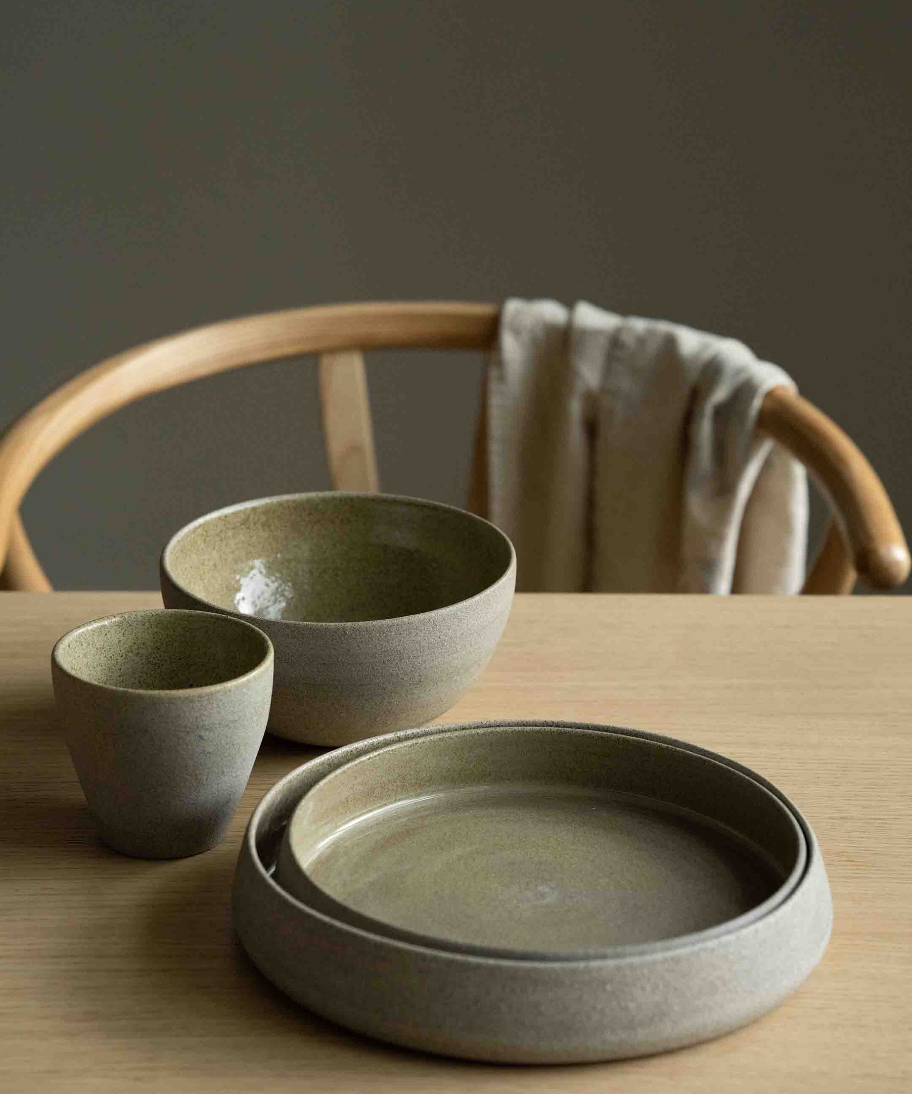 Handgemachtes Steingut-Geschirrset "Concrete"