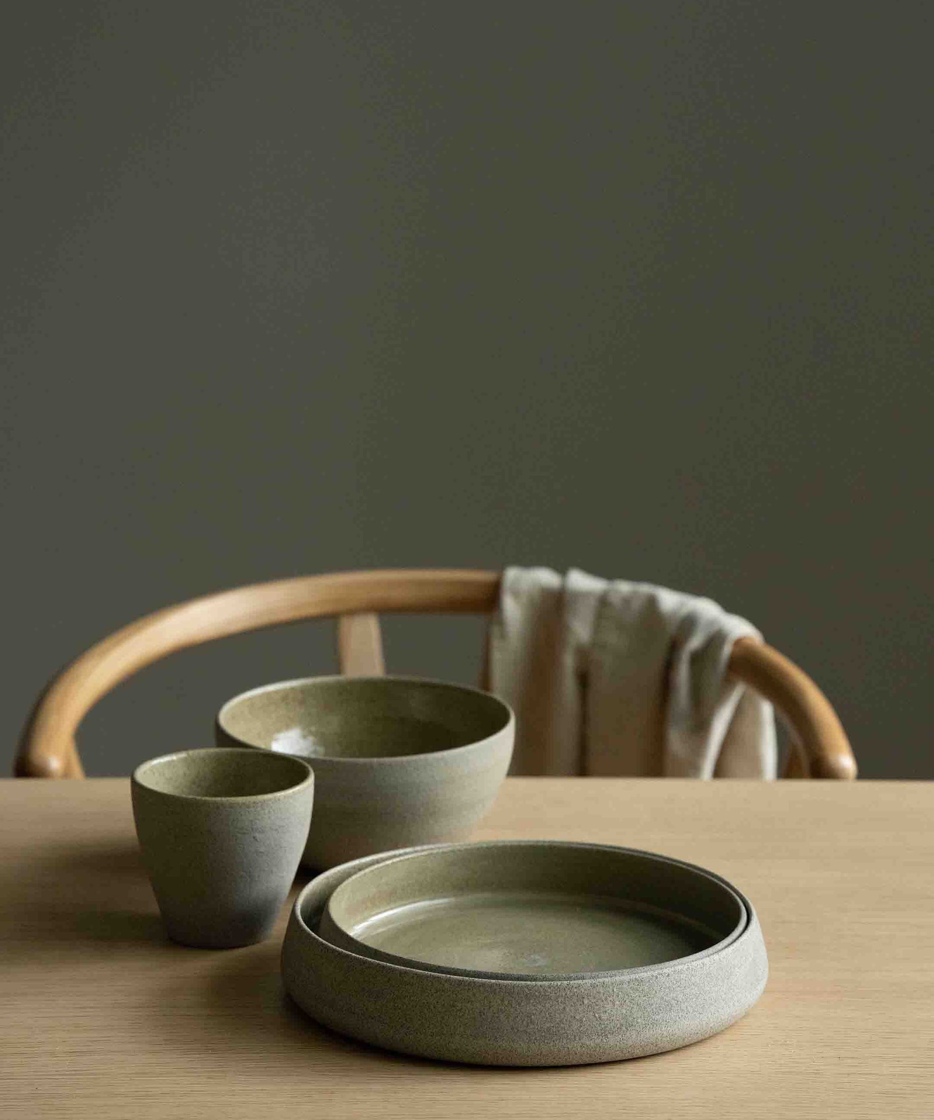 Handgemachtes Steingut-Geschirrset "Concrete"