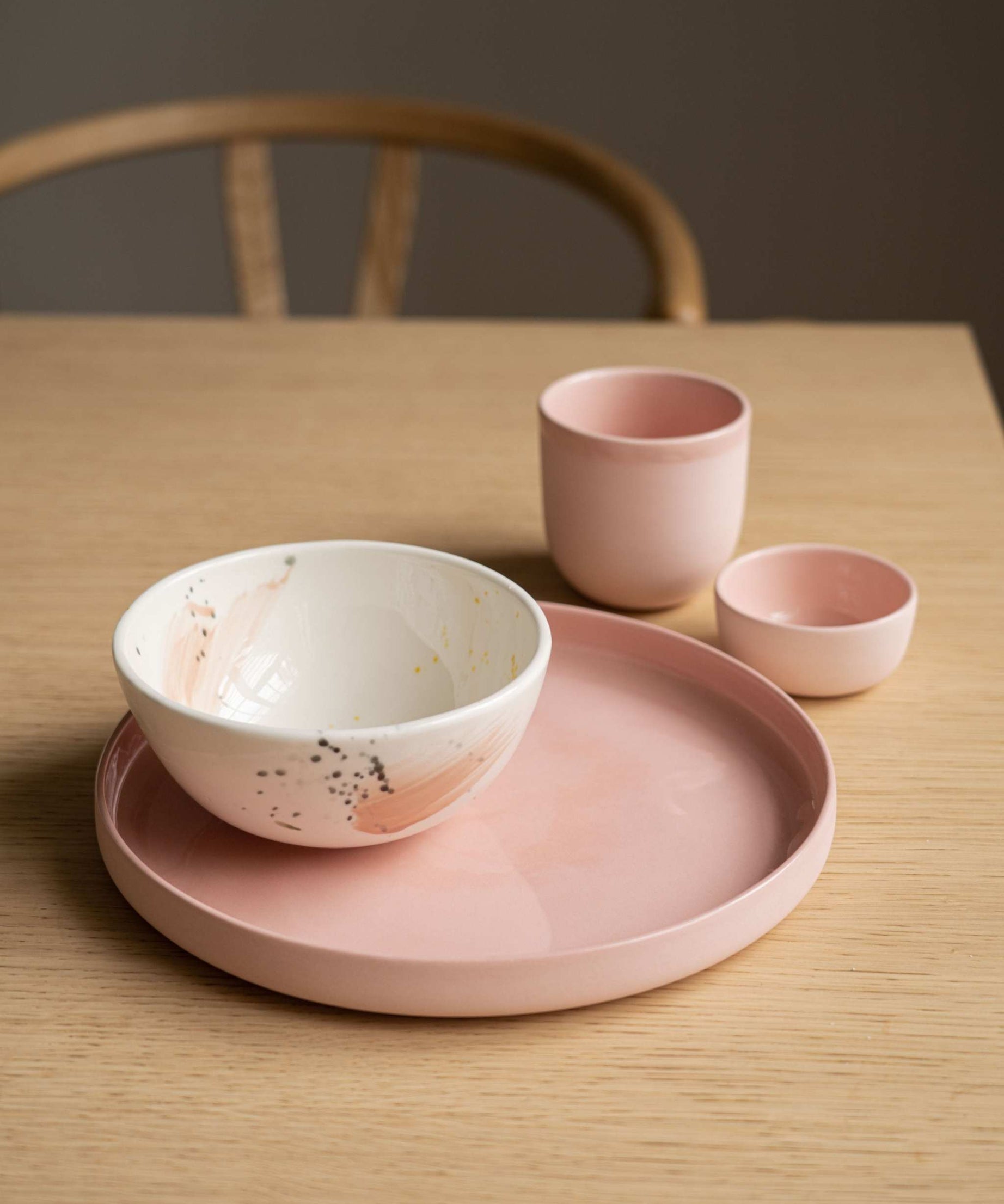 Handgefertigte Kaffeetasse aus Porzellan. Puderrosa