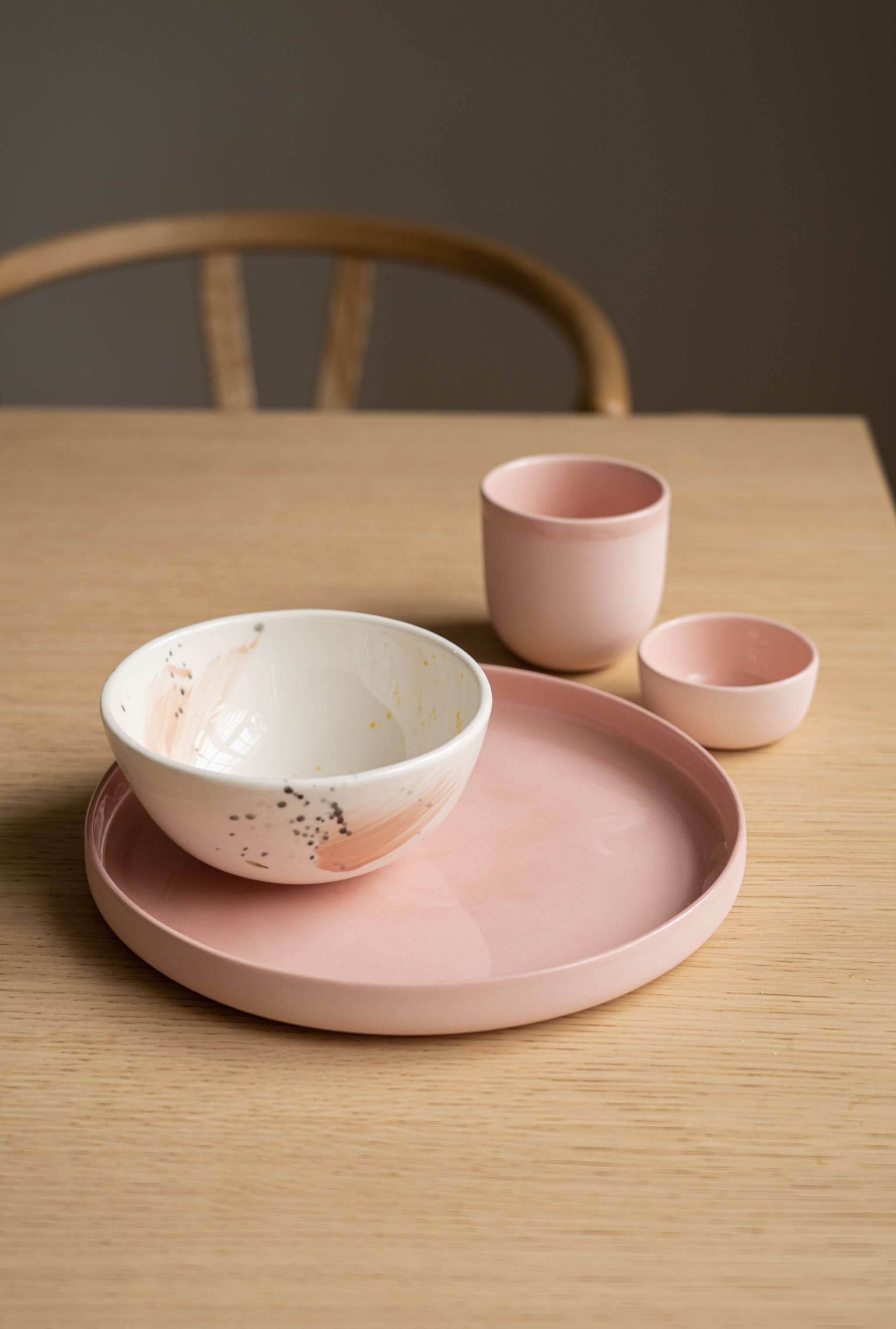 Handgefertigte Kaffeetasse aus Porzellan. Puderrosa