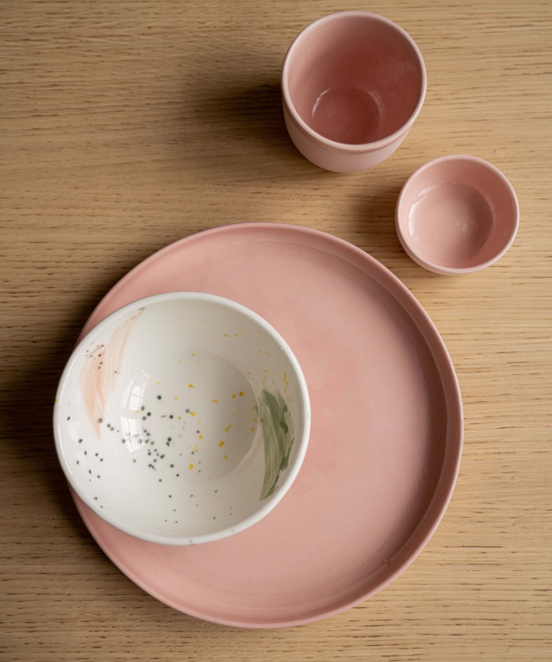 Handgefertigte Kaffeetasse aus Porzellan. Puderrosa