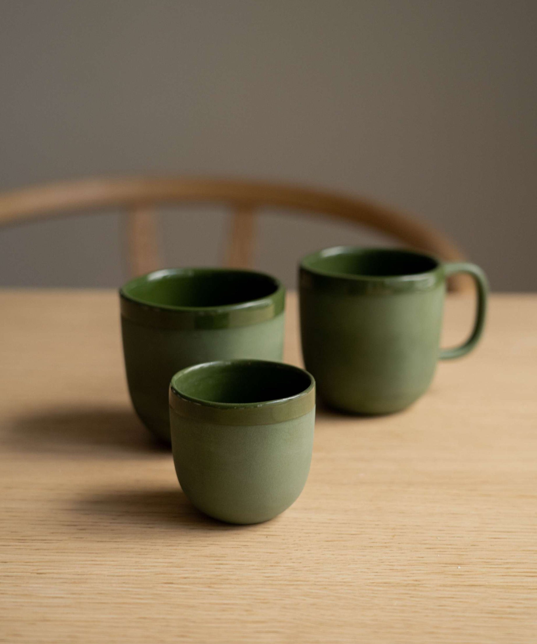 Handgemachte Kaffeetasse aus Porzellan. Grün