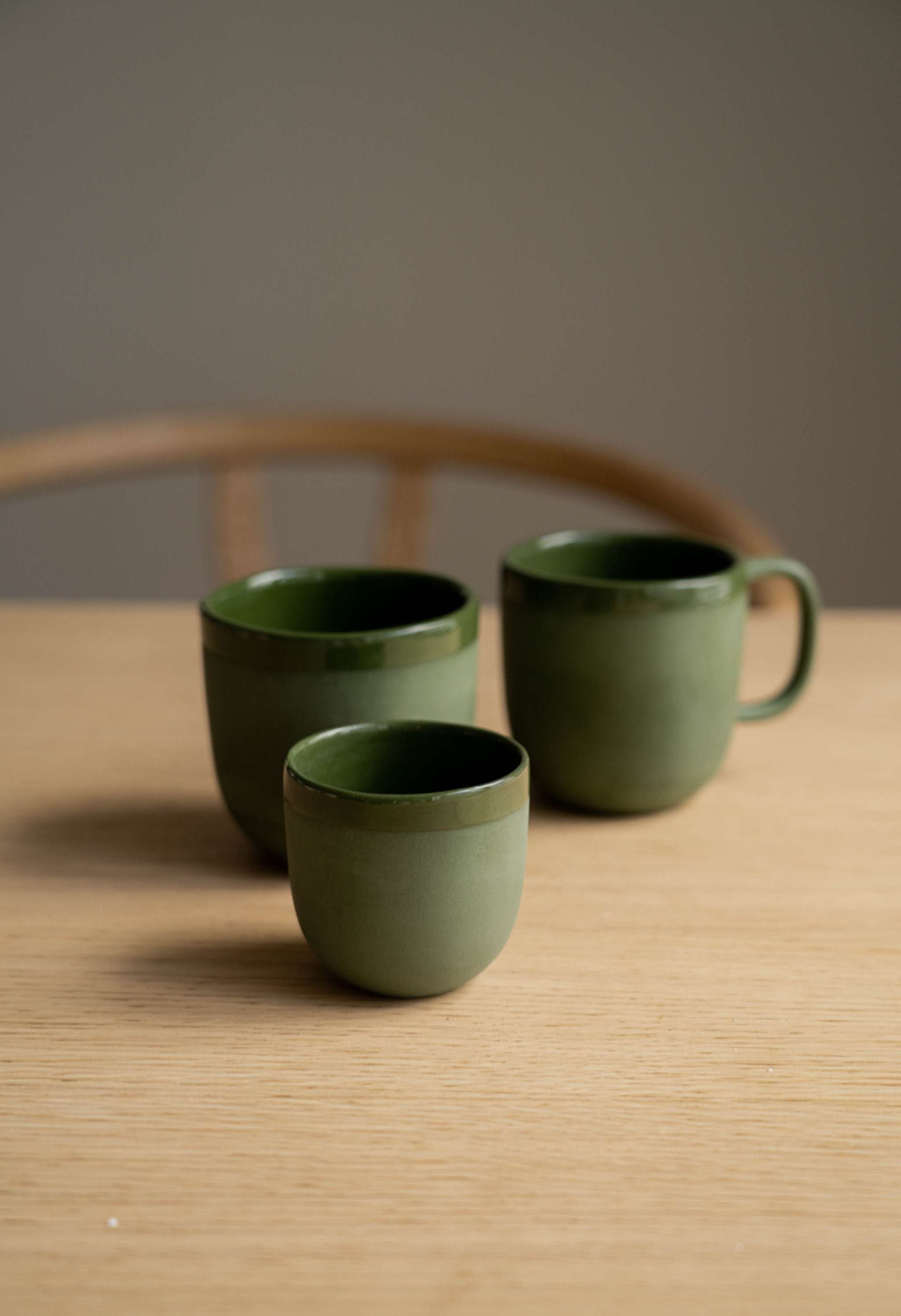 Handgemachte Kaffeetasse aus Porzellan. Grün