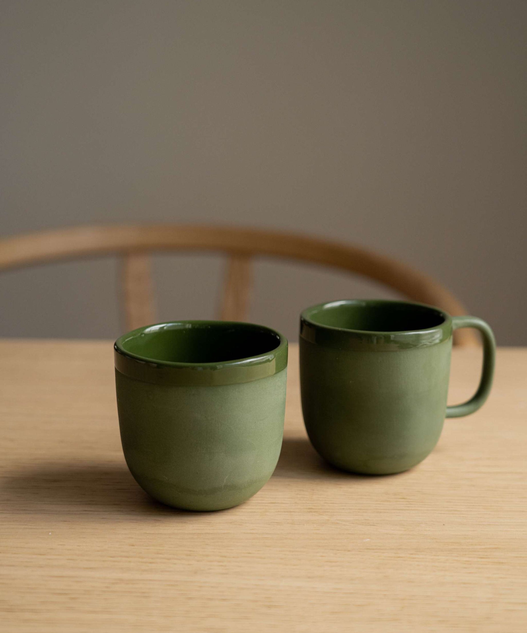 Handgemachter Porzellan-Kaffeebecher. Grün