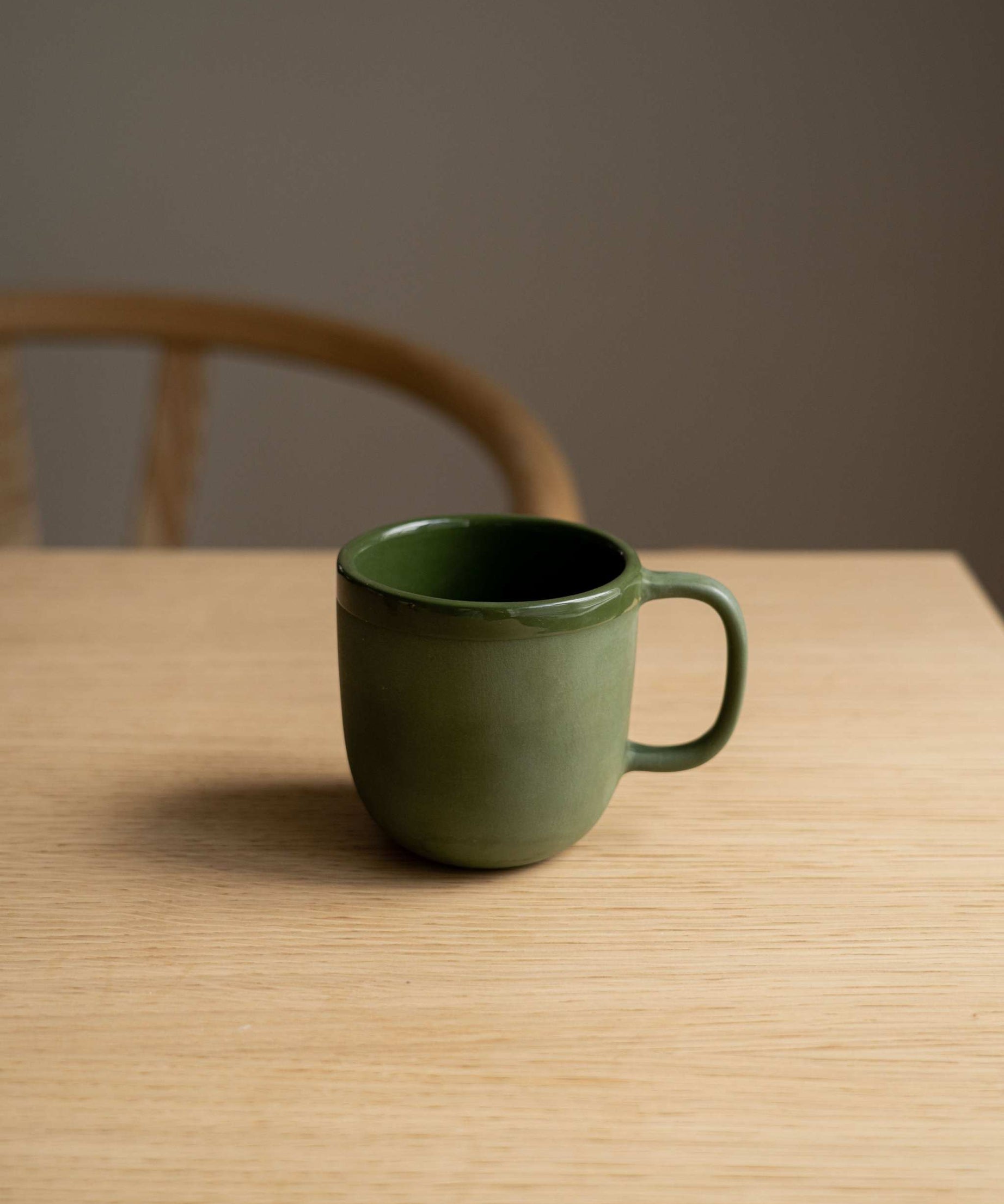 Handgemachter Porzellan-Kaffeebecher. Grün