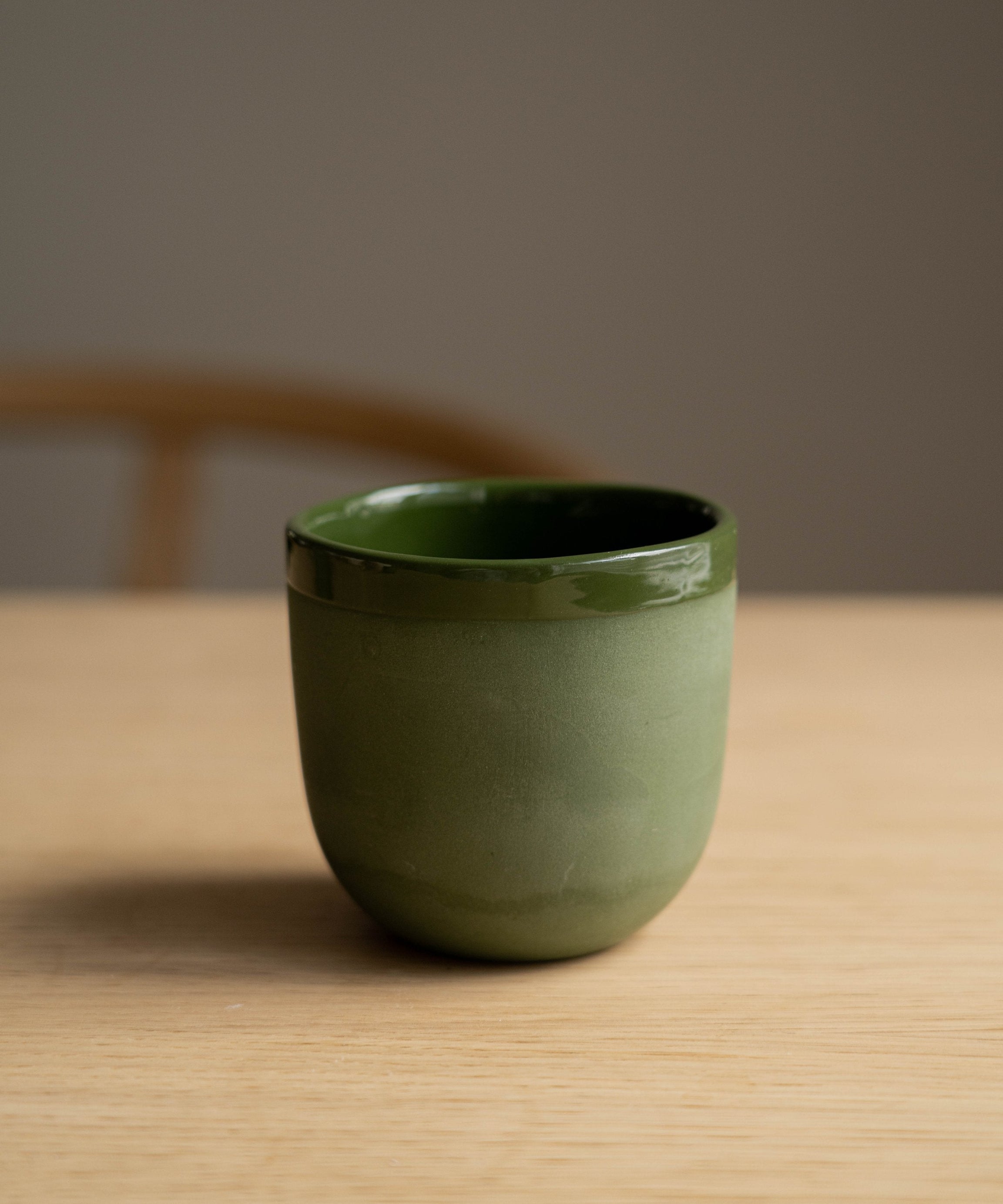 Handgemachte Kaffeetasse aus Porzellan. Grün