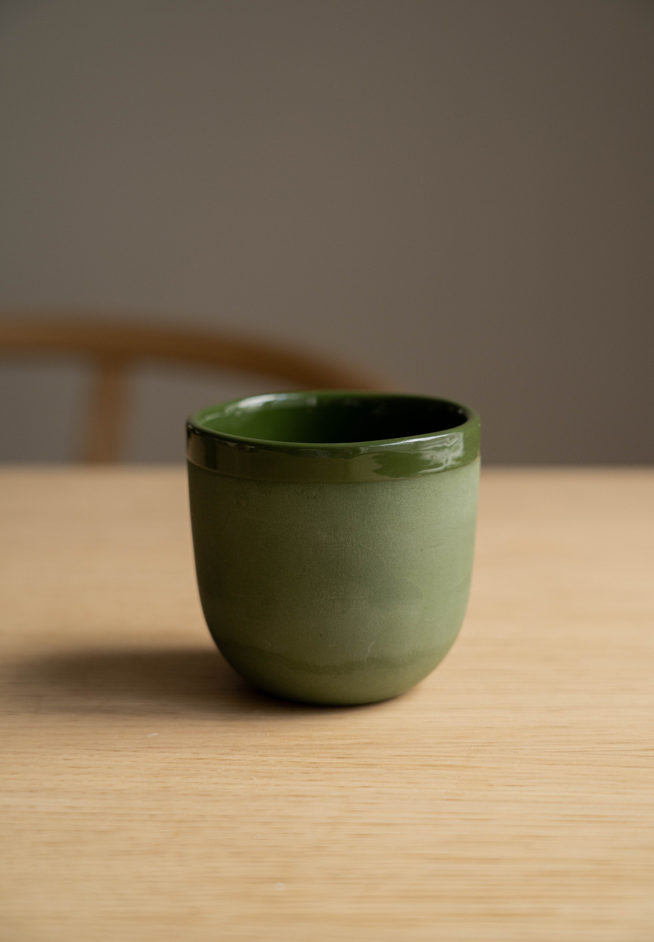 Handgemachte Kaffeetasse aus Porzellan. Grün