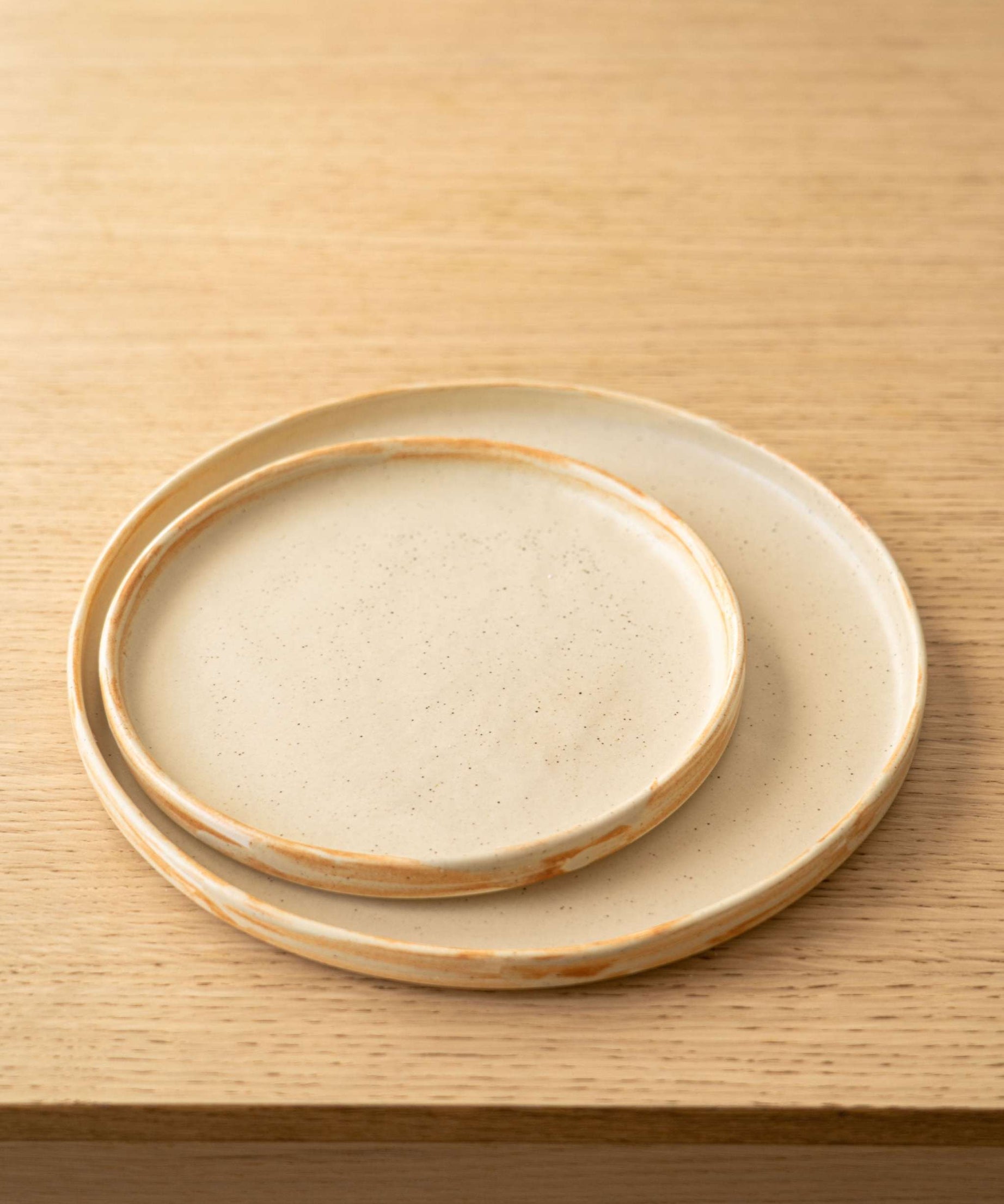 Beige matte Steingutteller
