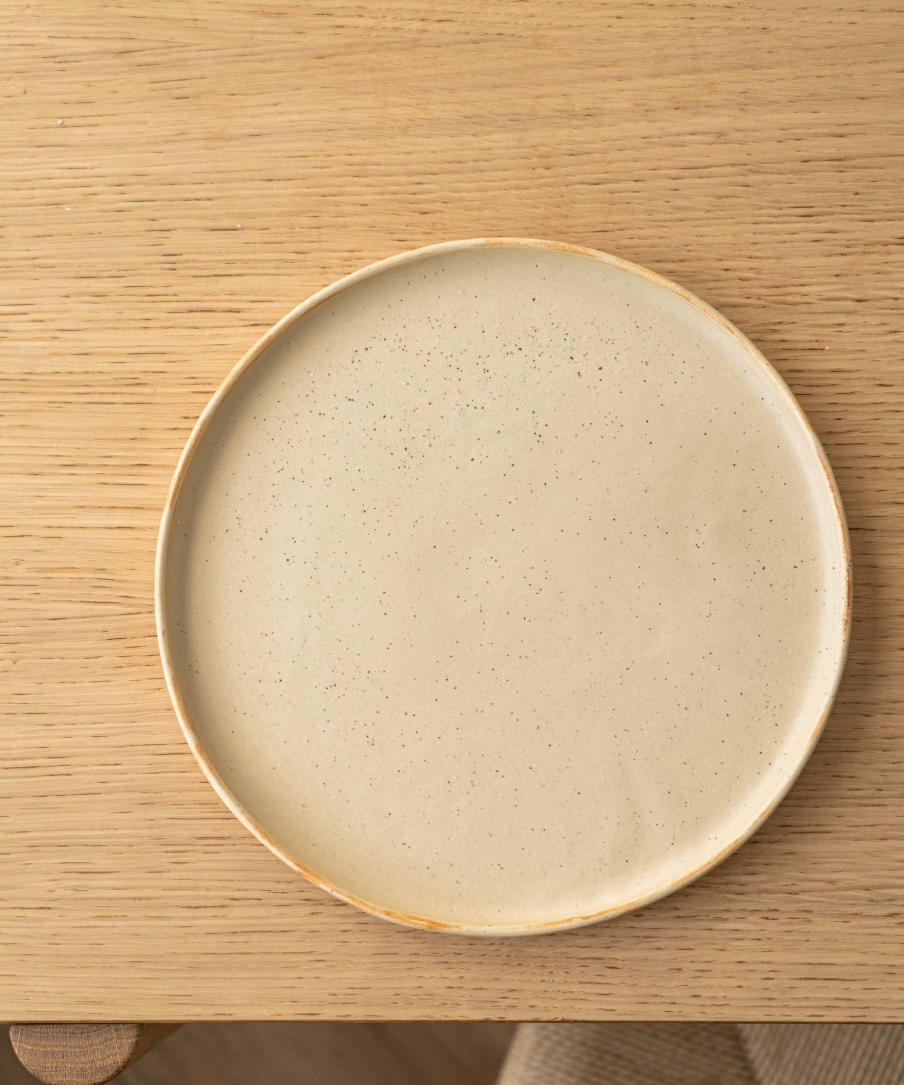 Beige matte Steingutteller