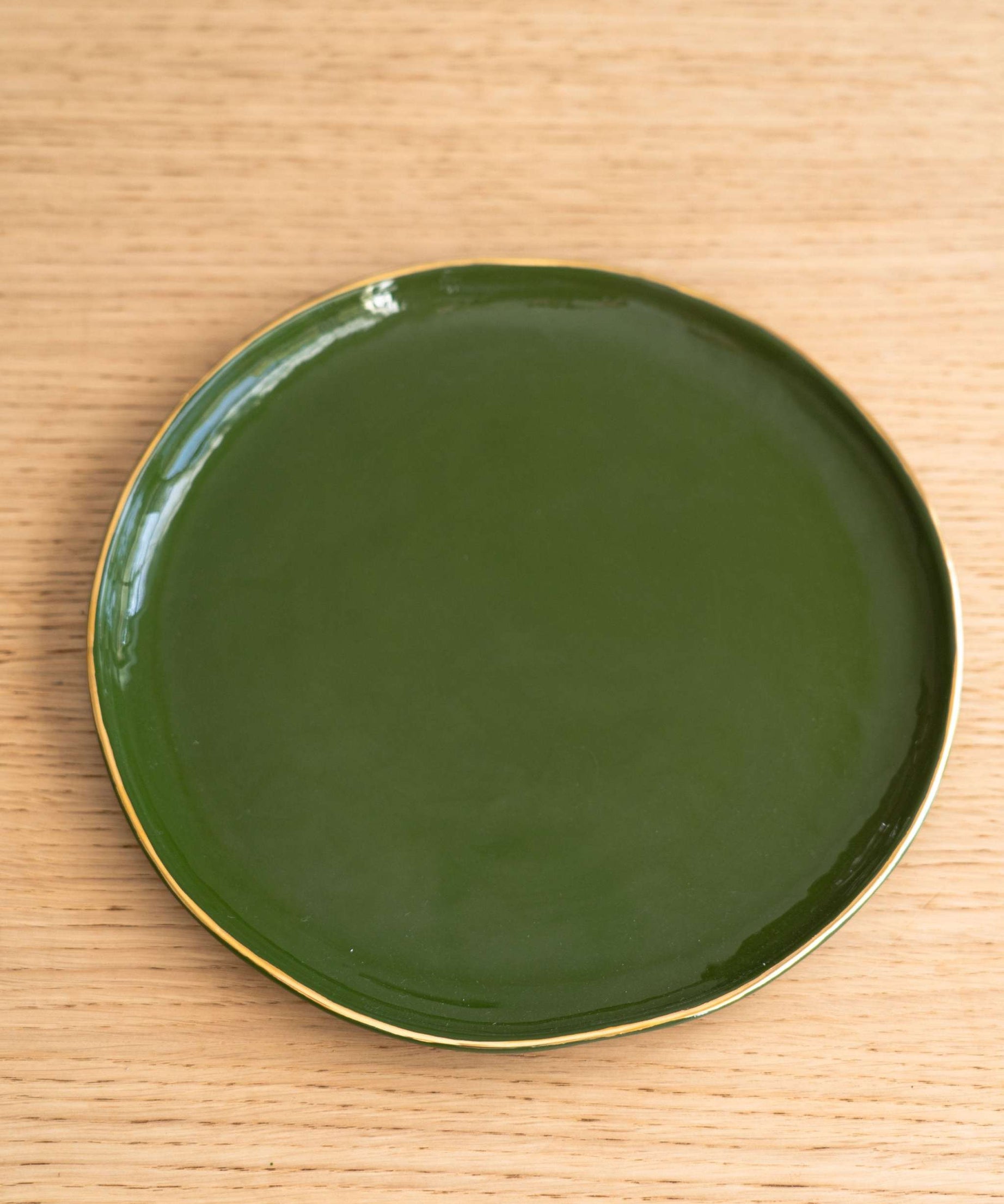 Handgemachte Porzellan-Speiseteller mit Goldrand. Grün