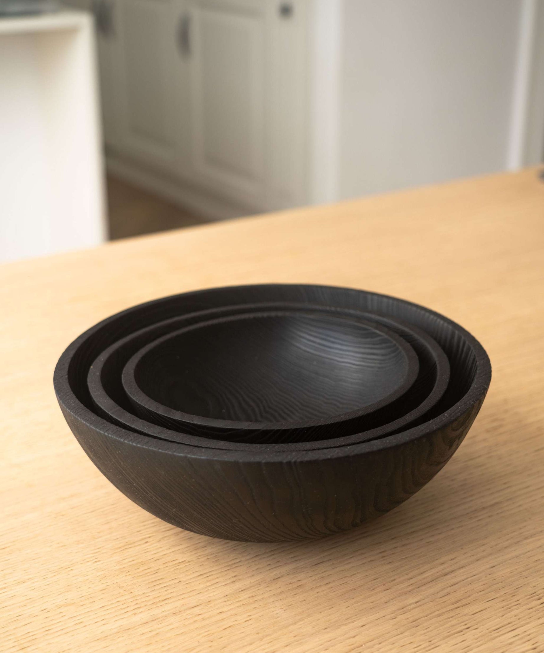 Handgeschnitzte geschwärzte Salatschüssel-Set