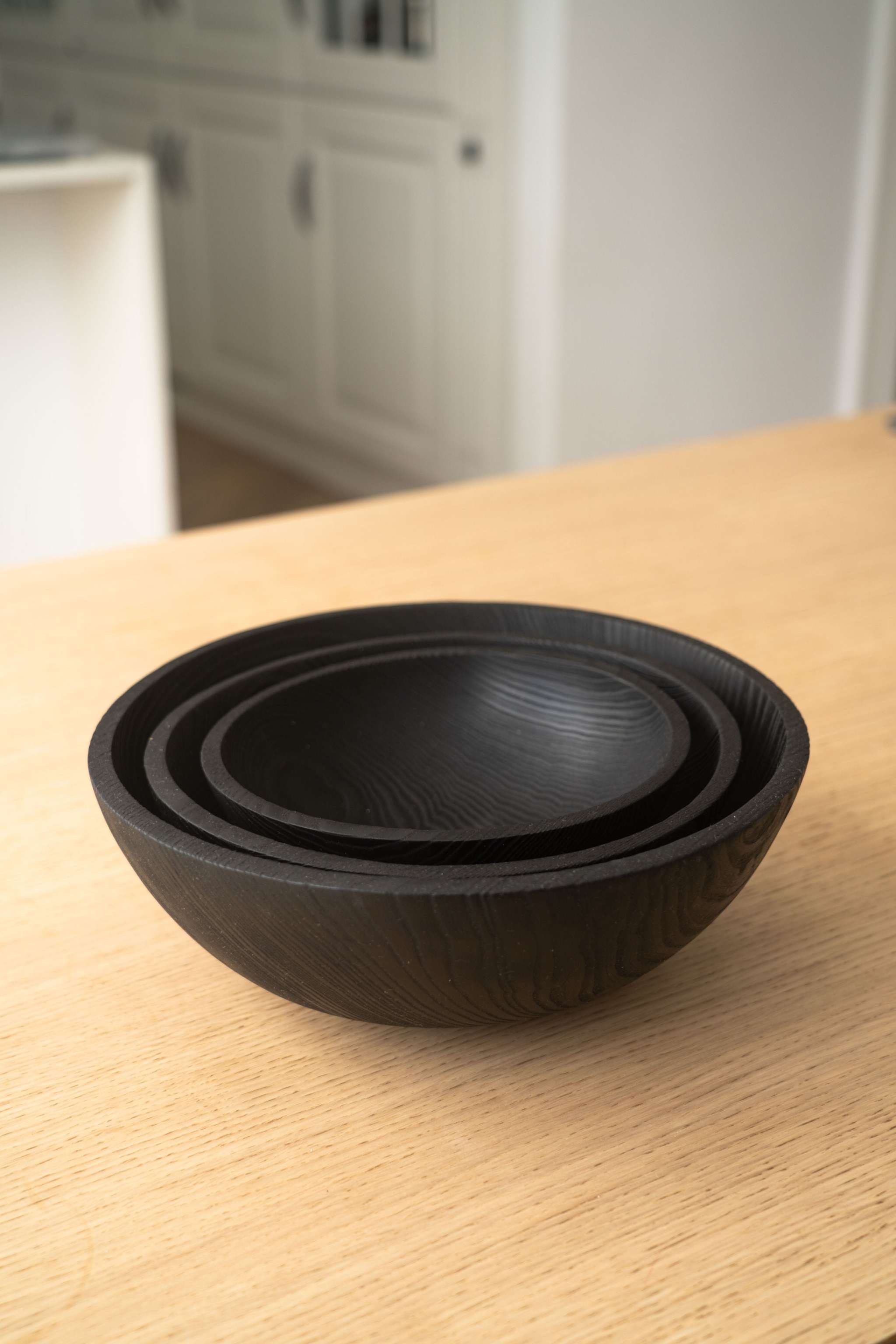 Handgeschnitzte geschwärzte Salatschüssel-Set