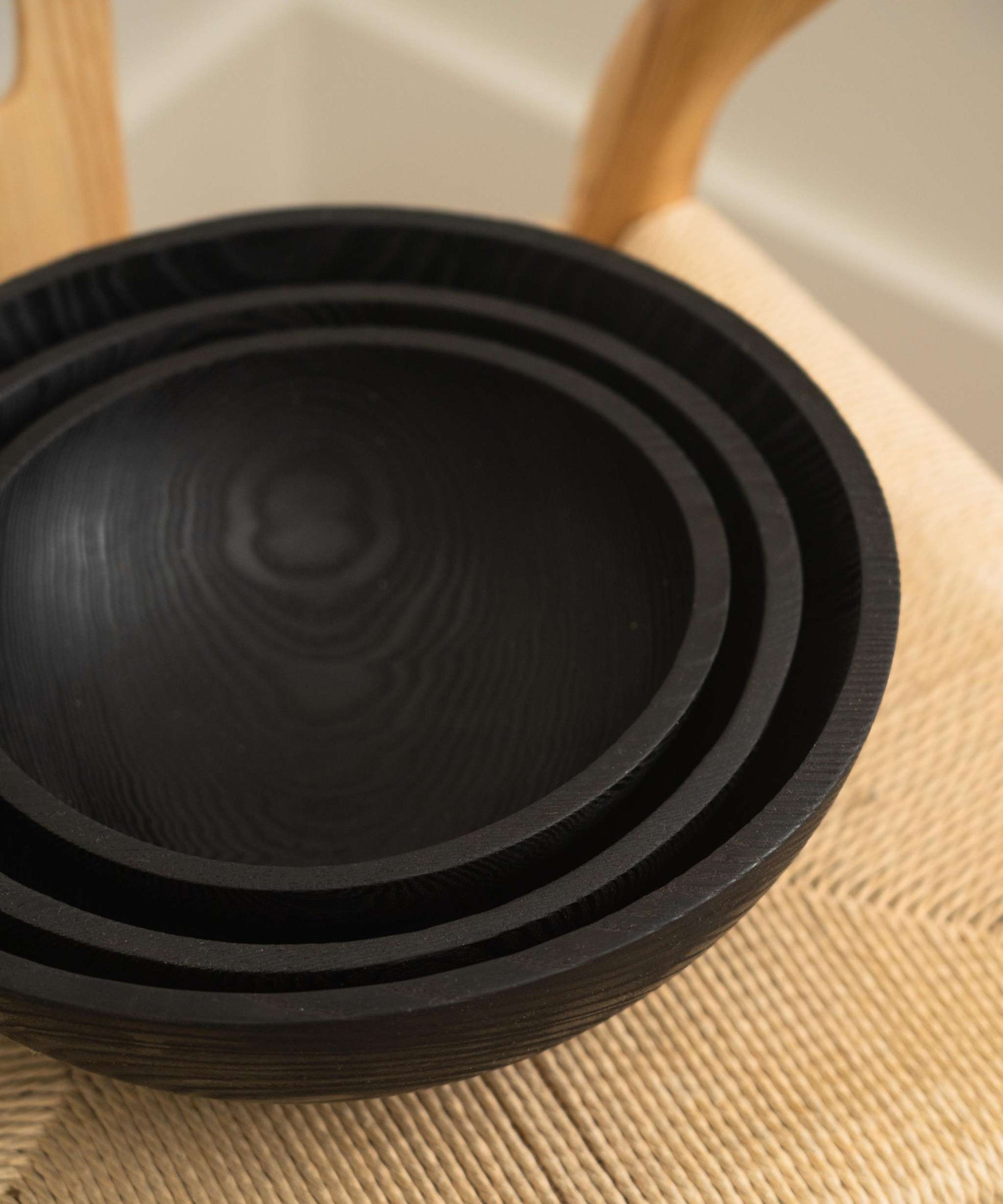 Handgeschnitzte geschwärzte Salatschüssel-Set