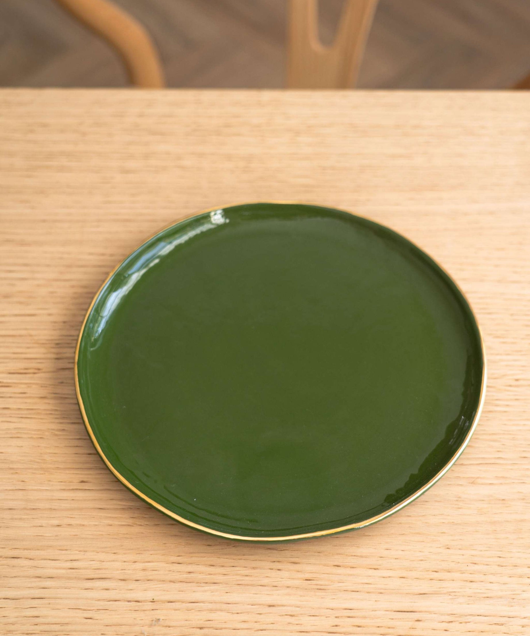 Handgemachte Porzellan-Speiseteller mit Goldrand. Grün