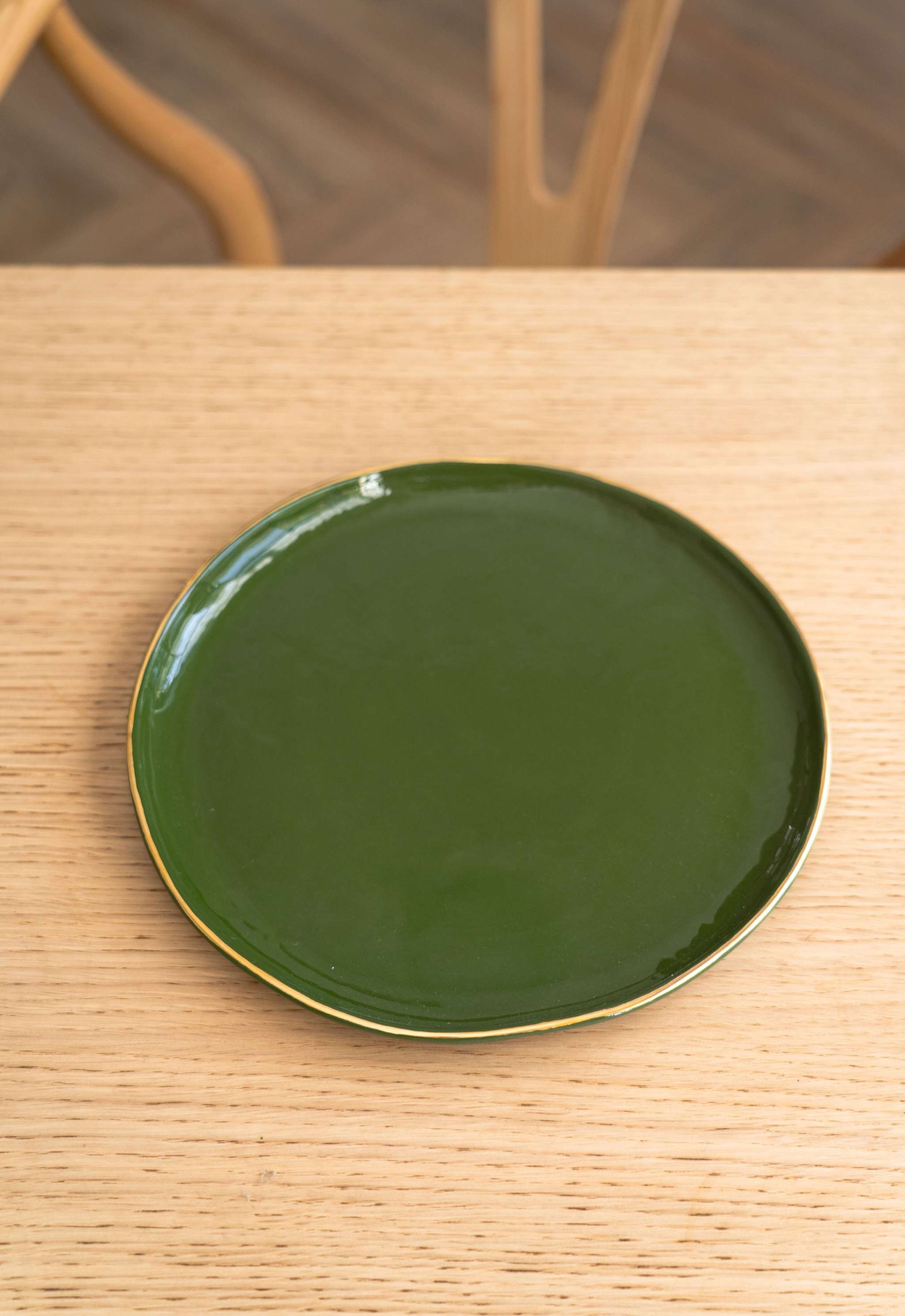 Handgemachte Porzellan-Speiseteller mit Goldrand. Grün