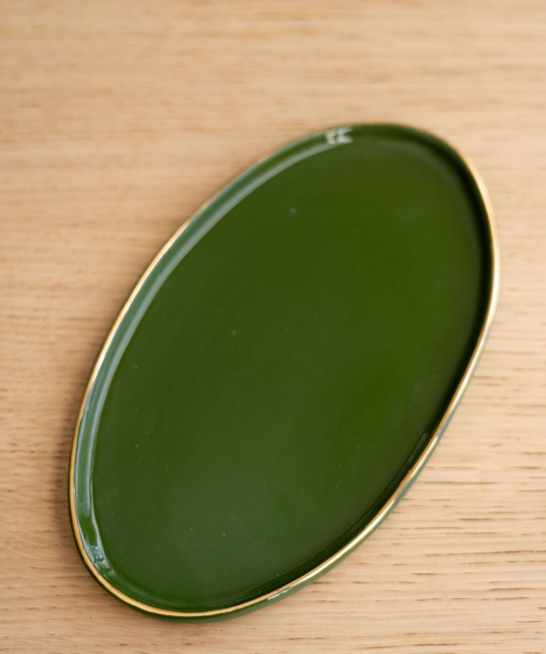Porzellan ovale Servierplatte mit Goldrand. Grün