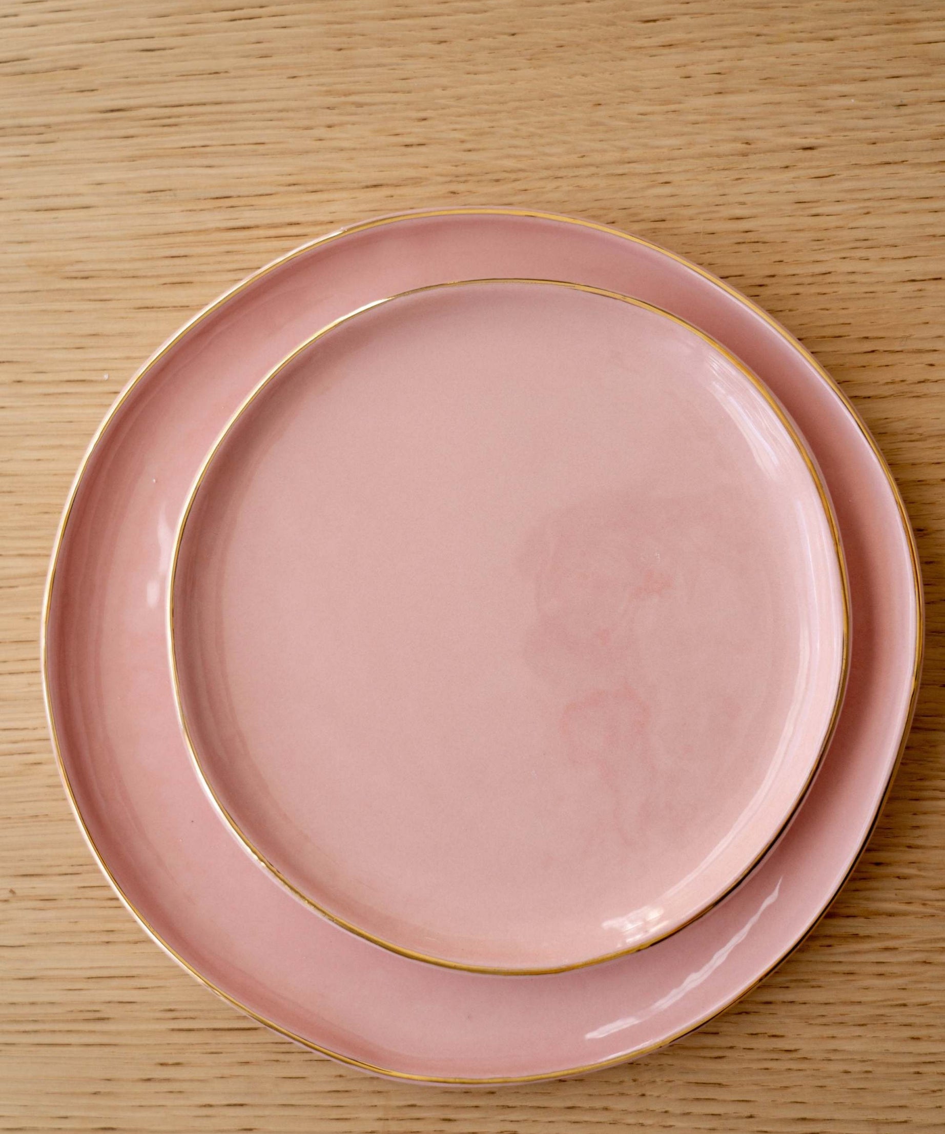 Handgefertigte Porzellan-Speiseteller mit Goldrand. Puderrosa