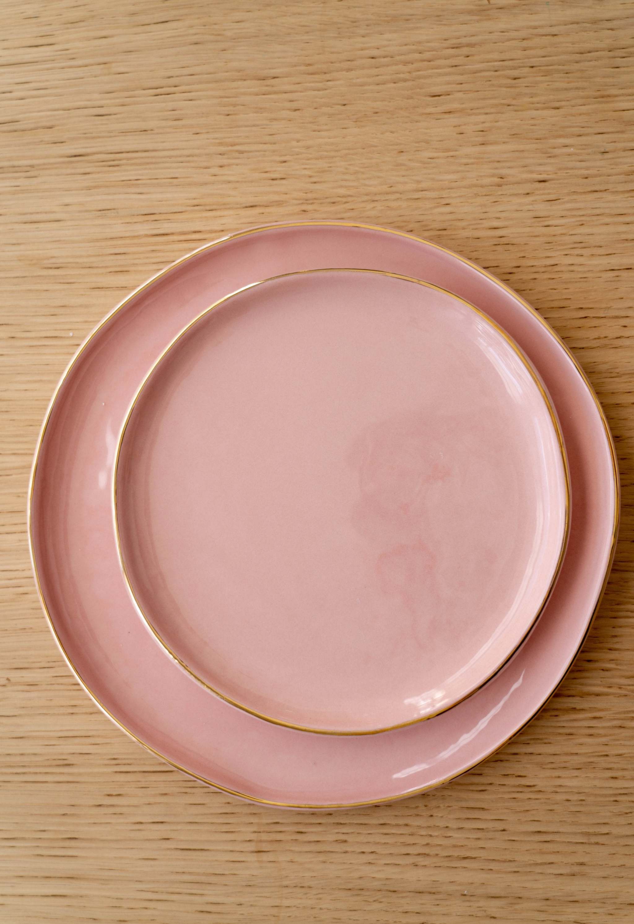 Handgefertigte Porzellan-Speiseteller mit Goldrand. Puderrosa