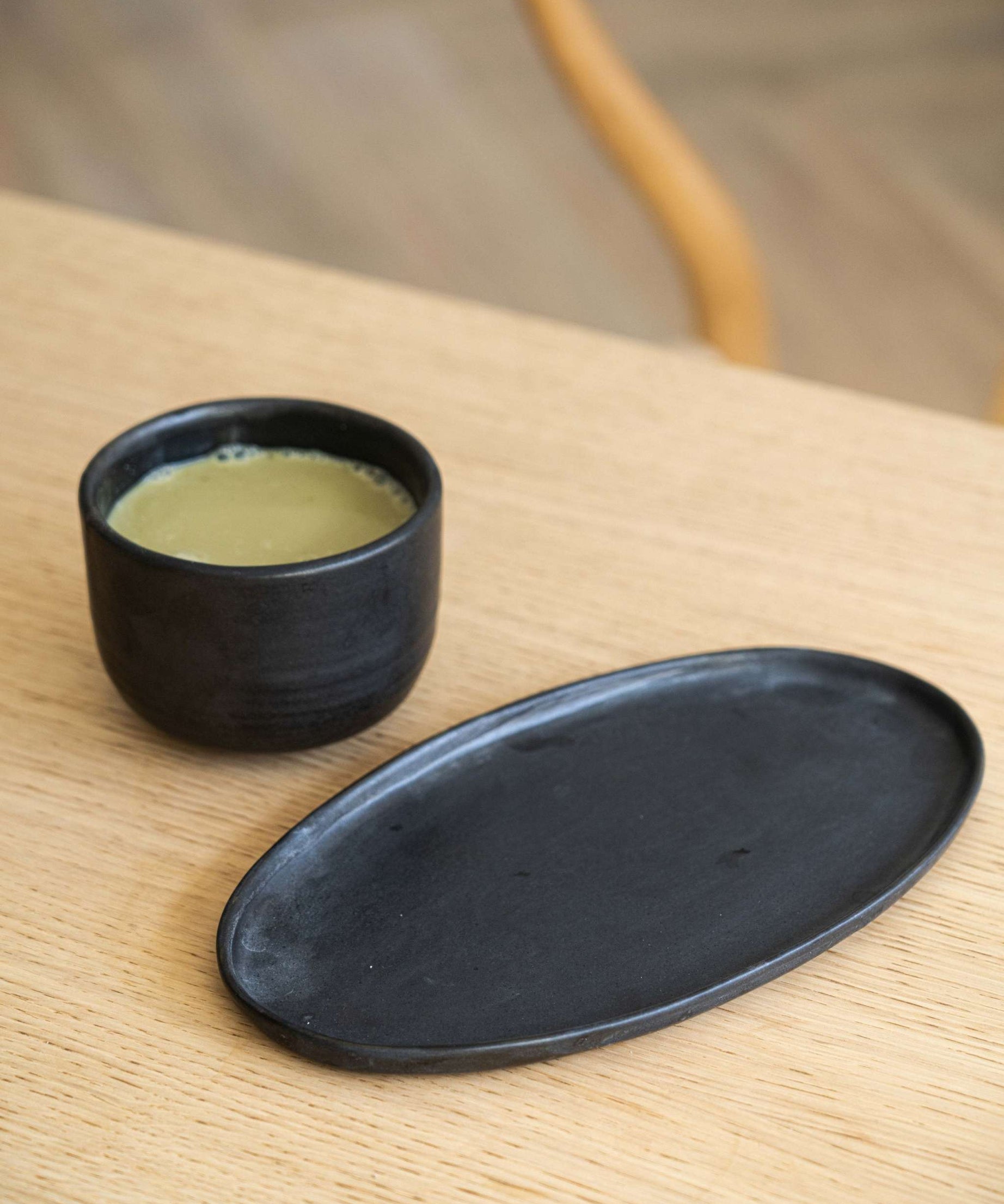Schwarze matte Steingut Servierplatte, oval