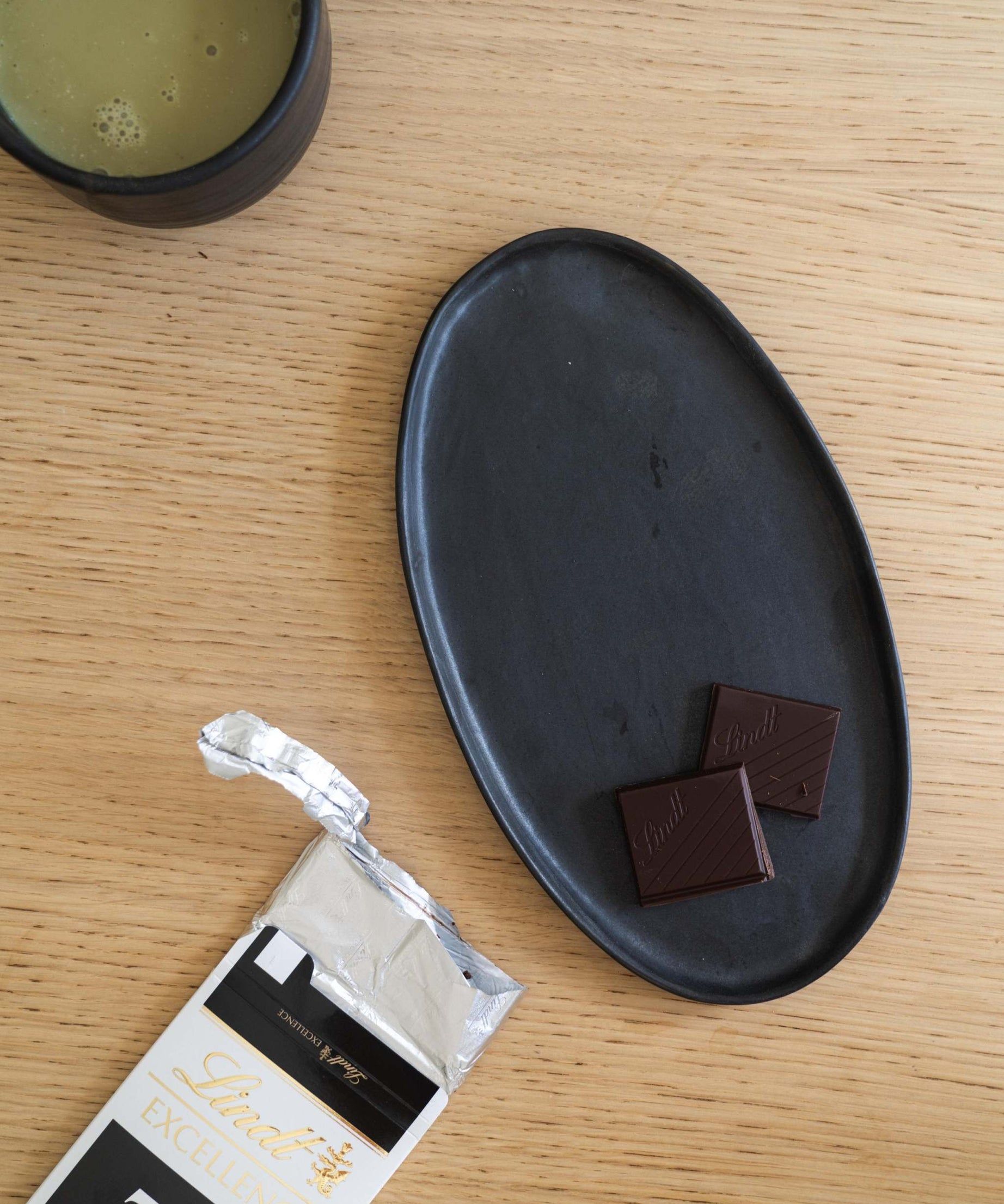 Schwarze matte Steingut Servierplatte, oval