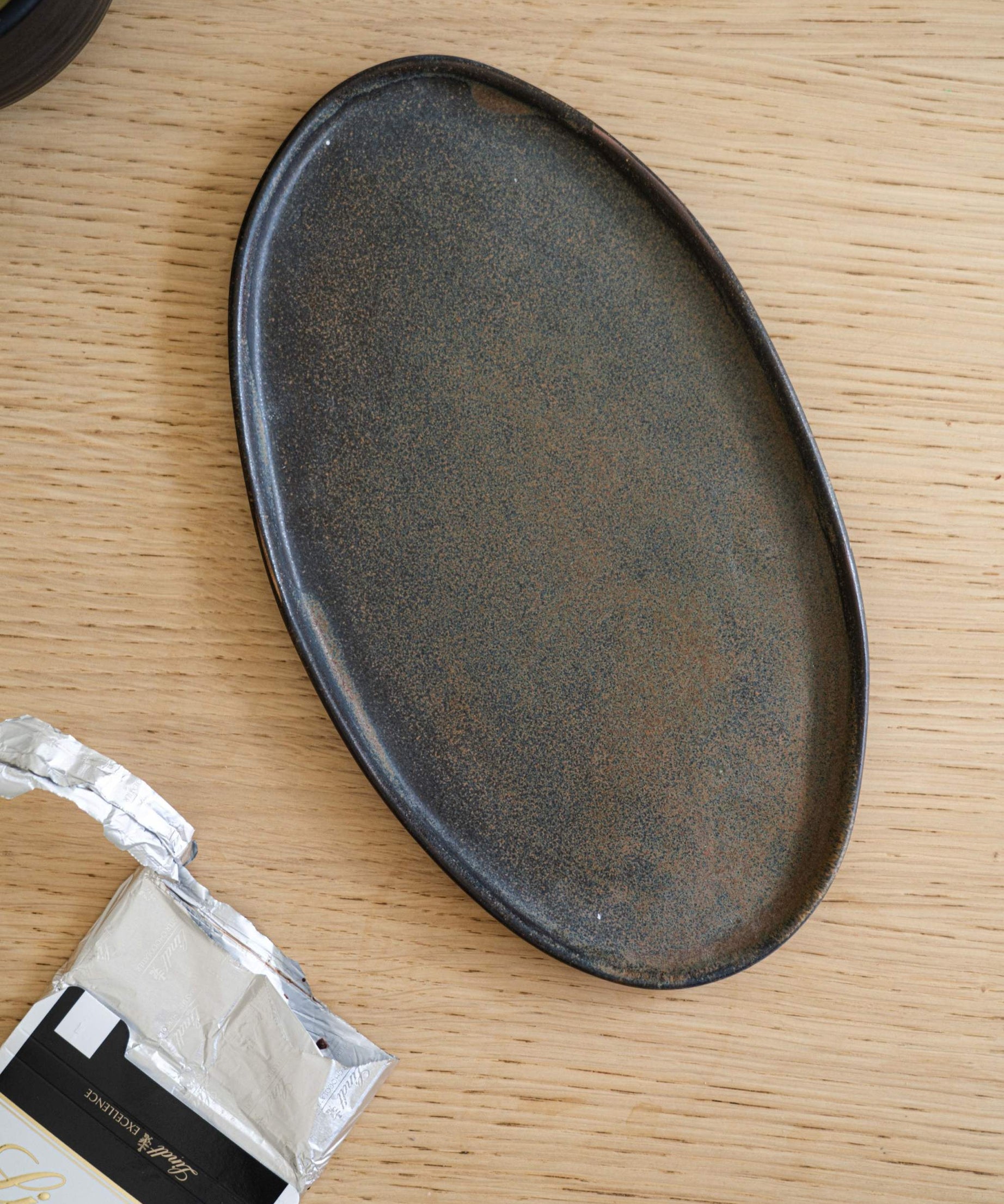 Servierplatte aus matter Steingut in Rost-Optik