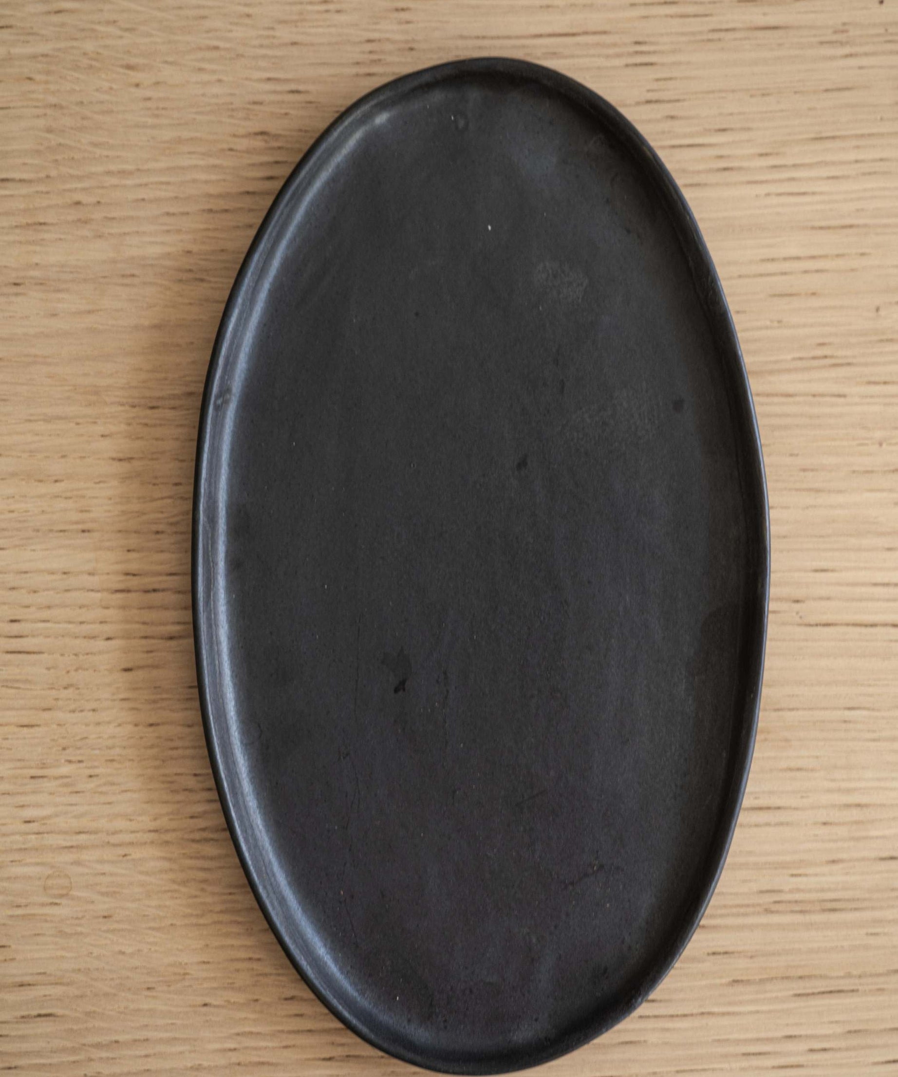 Schwarze matte Steingut Servierplatte, oval