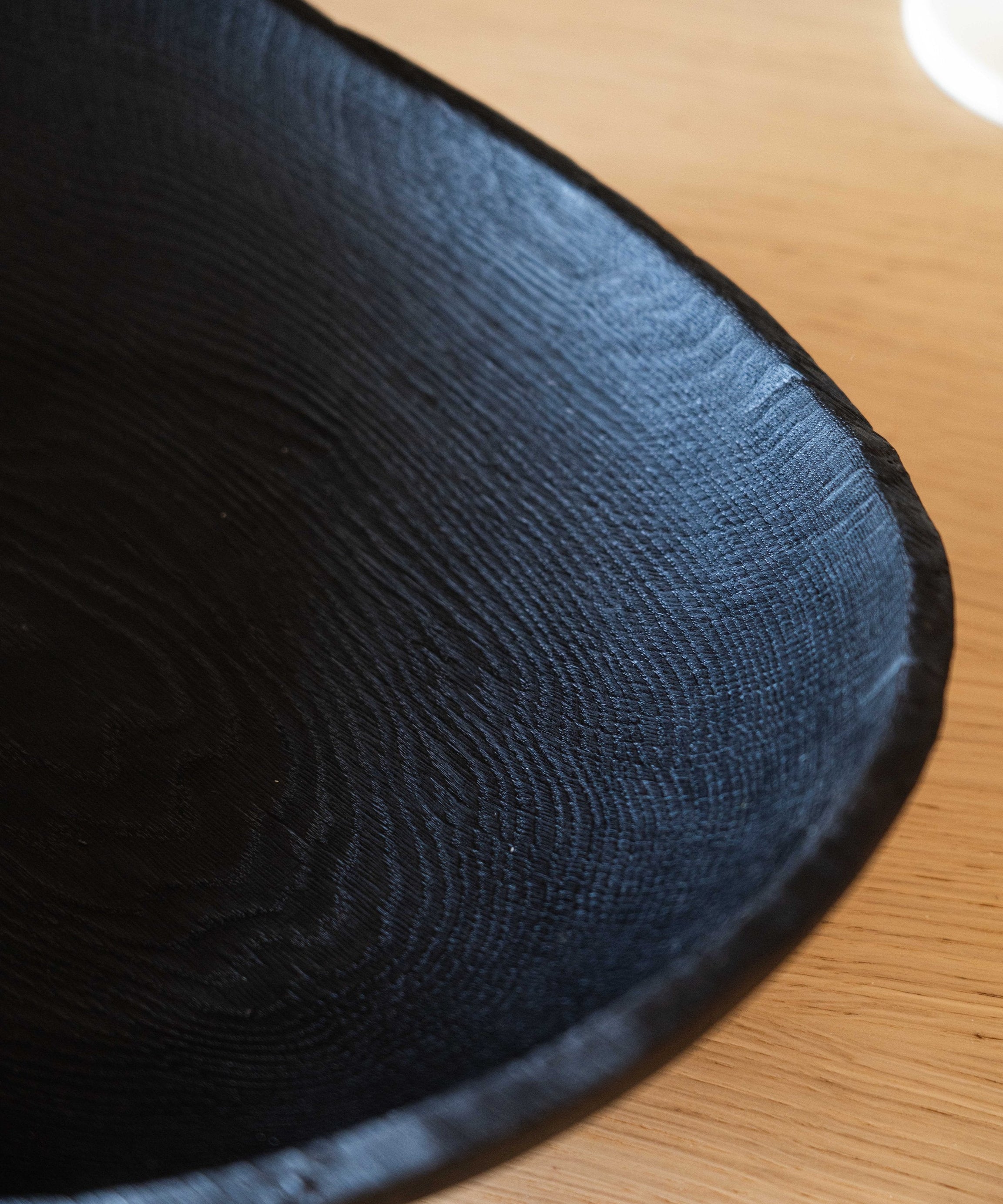 Handgeschnitzte große flache Schale aus verkohltem Holz