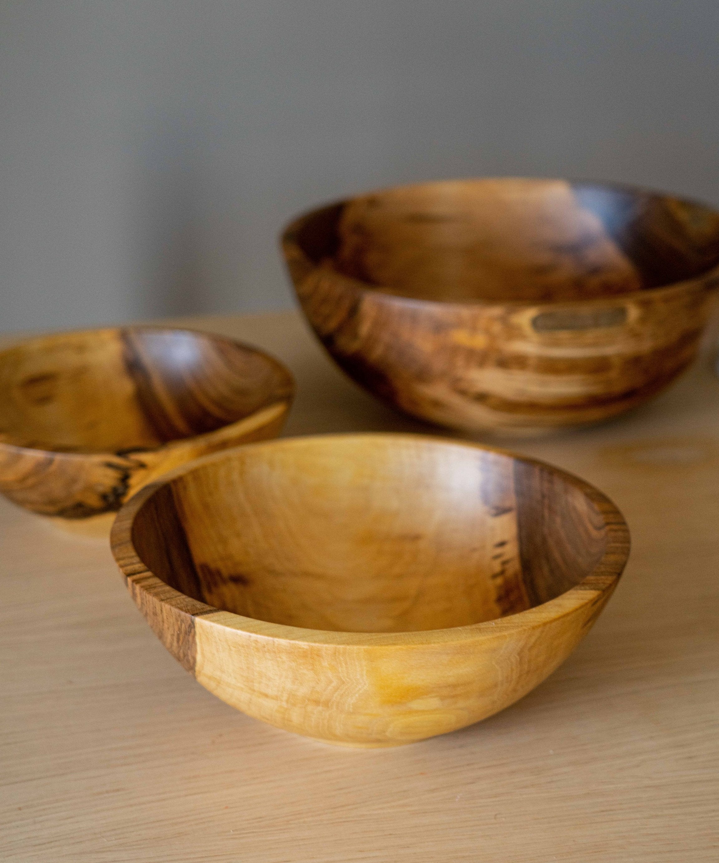 Set handgeschnitzter Schalen aus Walnussholz