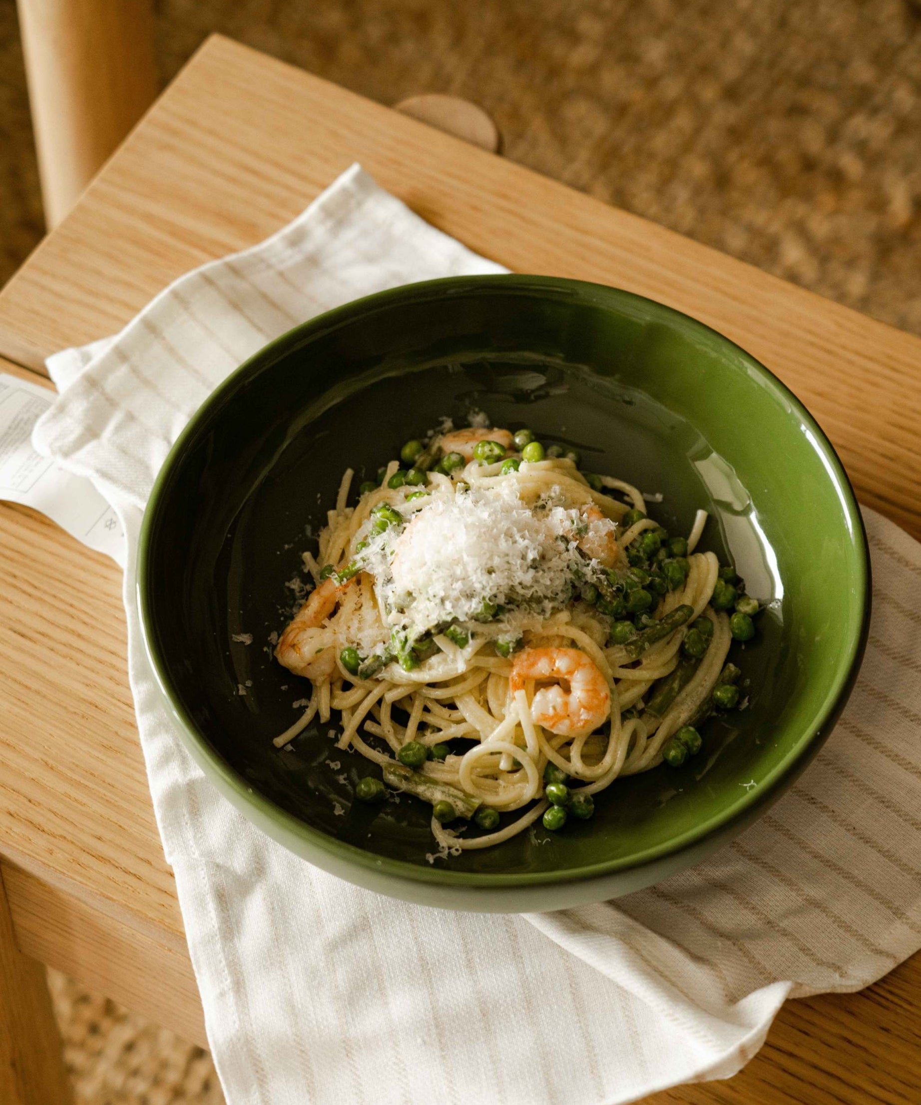 Handgemachte Porzellan-Pastaschale. Grün