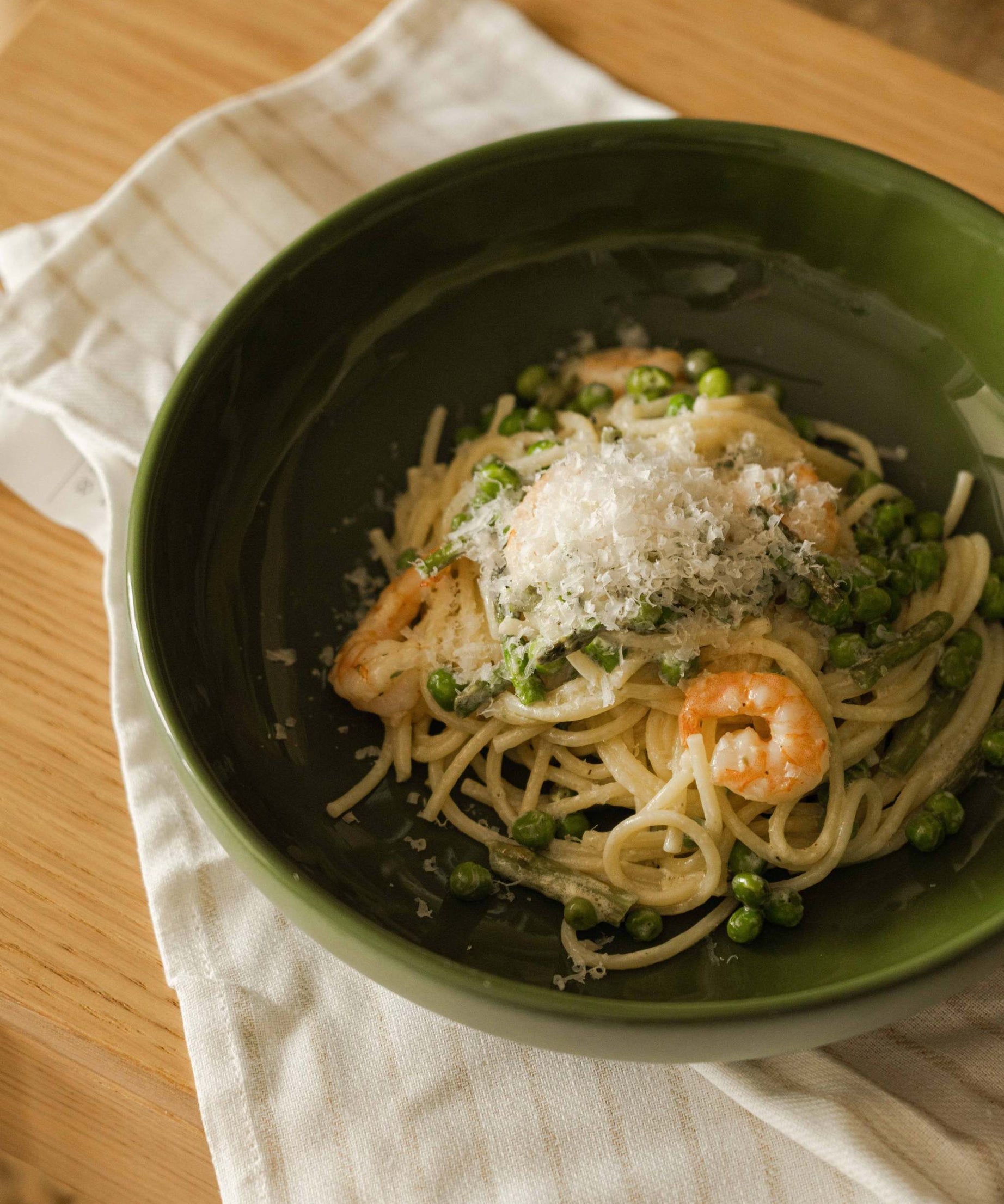 Handgemachte Porzellan-Pastaschale. Grün