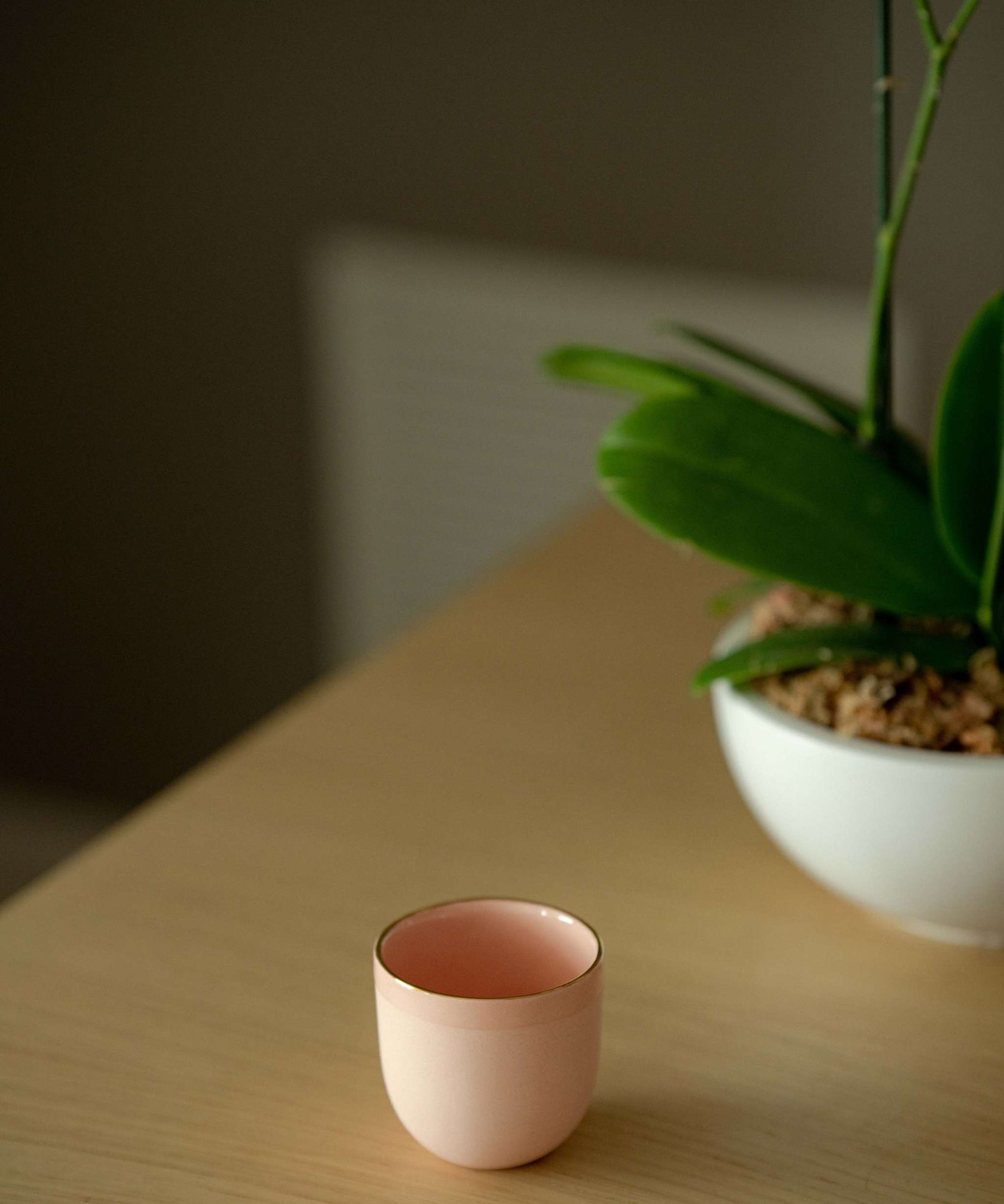 Handgefertigte Espressotasse aus Porzellan mit Goldrand. Puderrosa