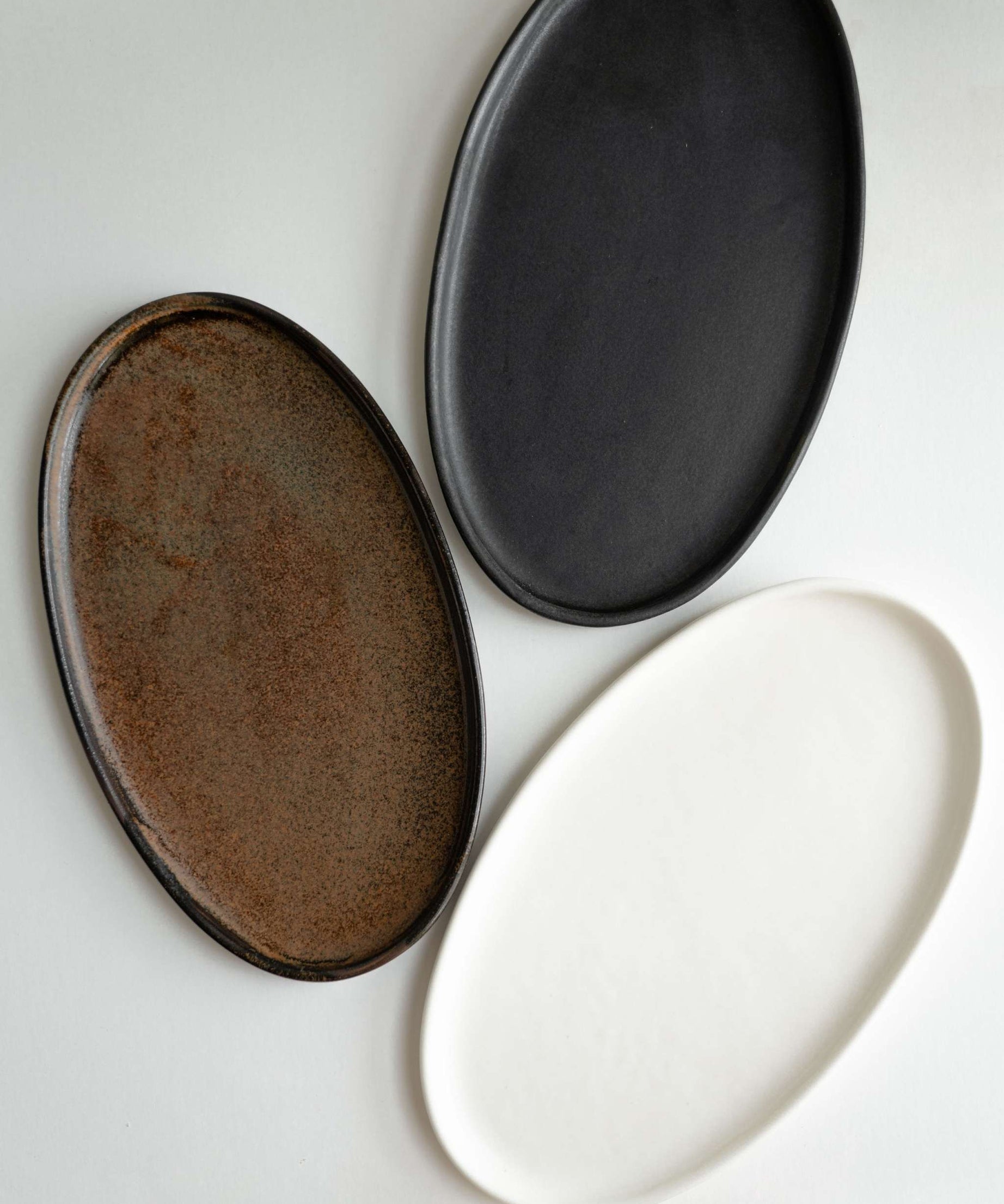 Schwarze matte Steingut Servierplatte, oval