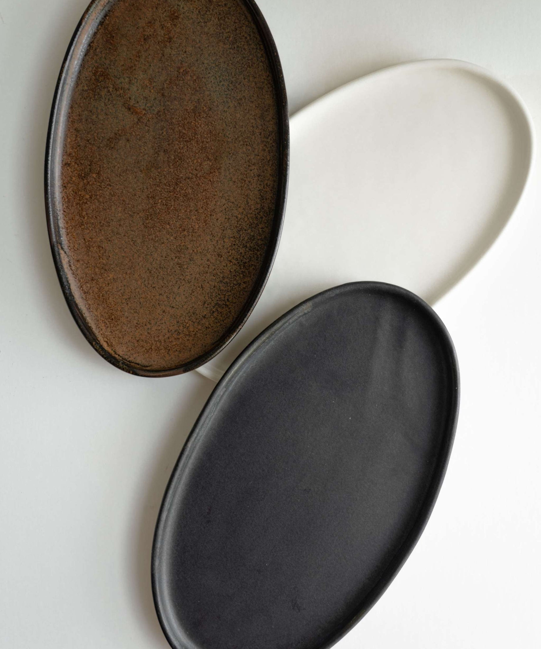 Schwarze matte Steingut Servierplatte, oval