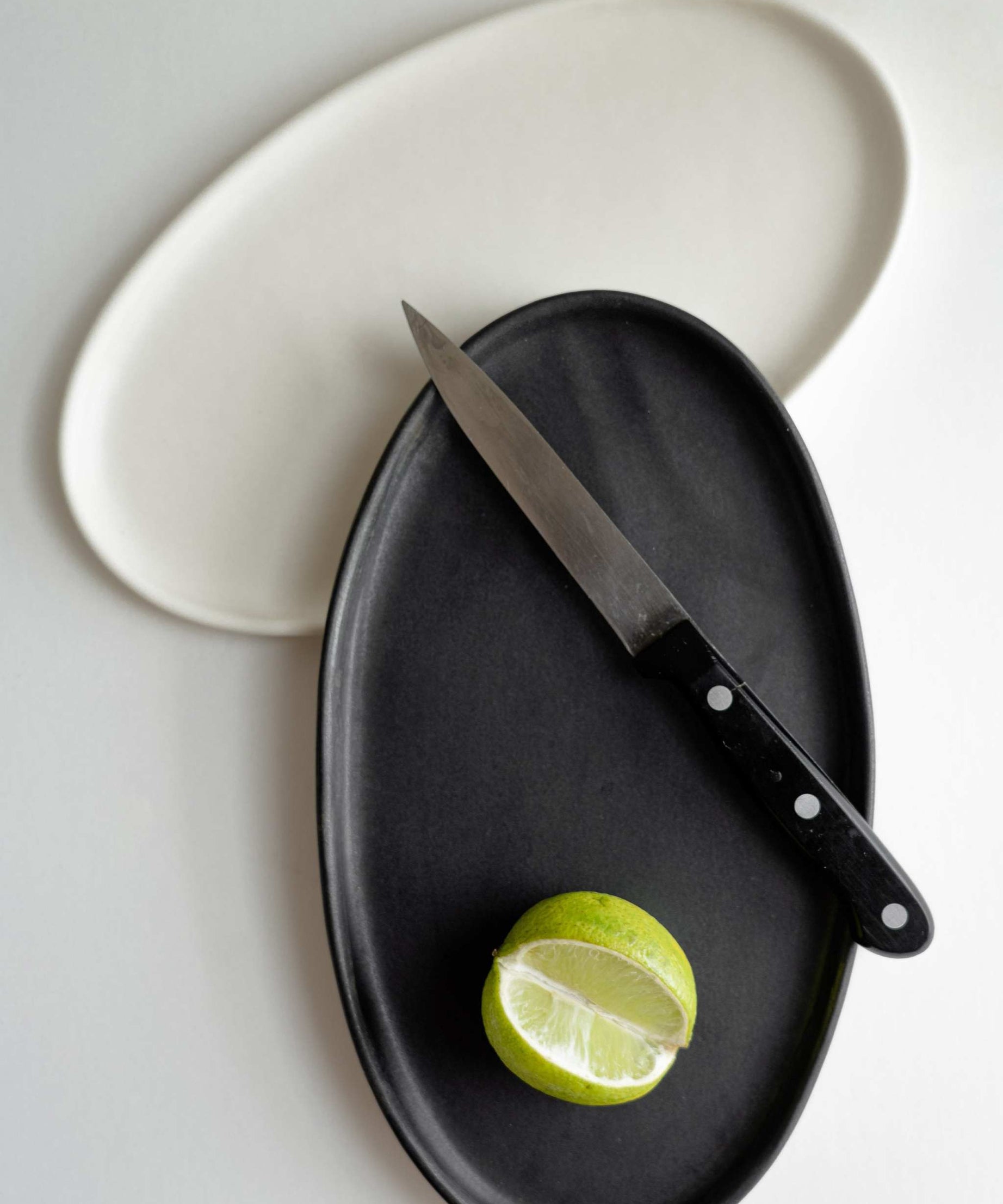Schwarze matte Steingut Servierplatte, oval