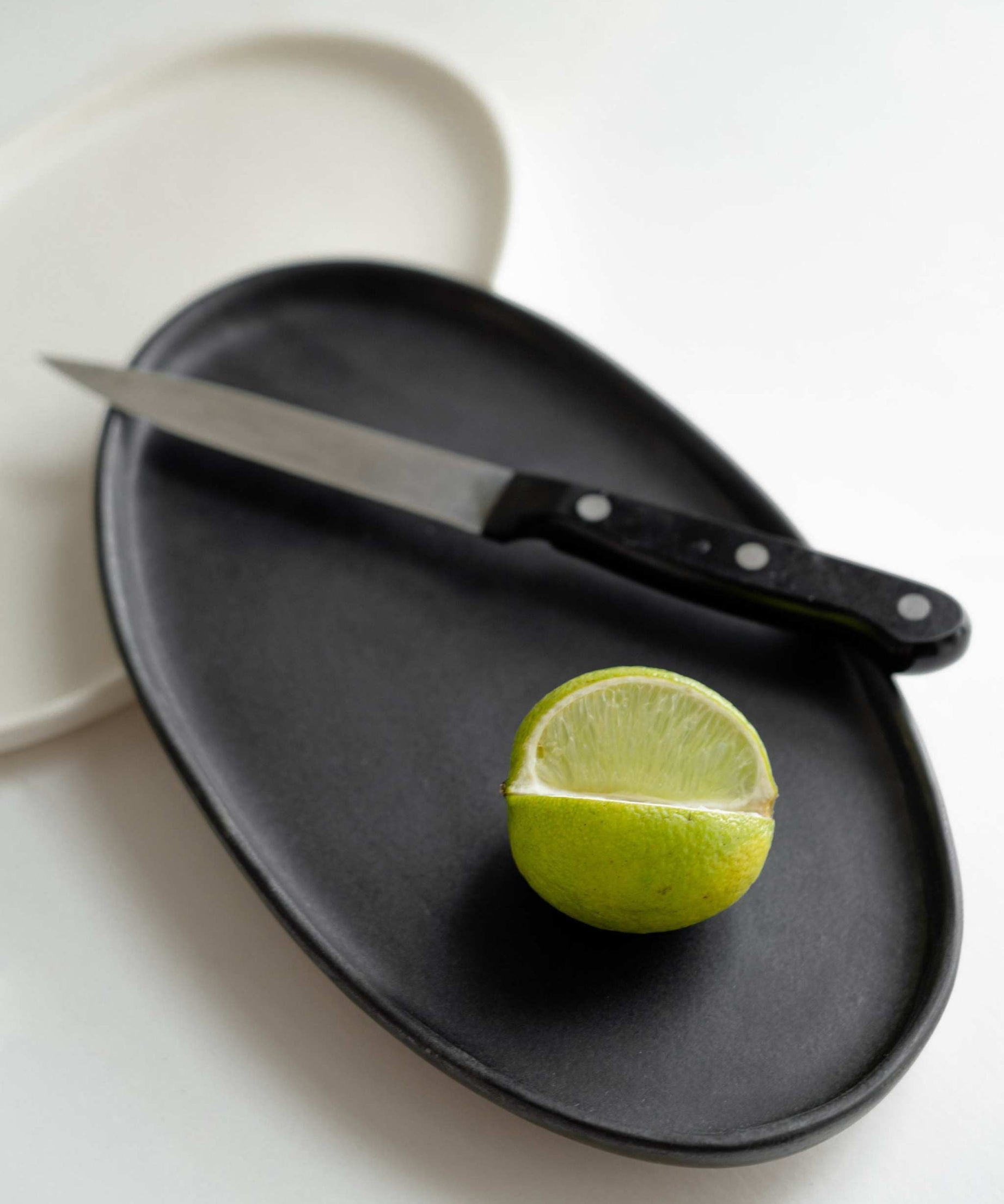 Schwarze matte Steingut Servierplatte, oval