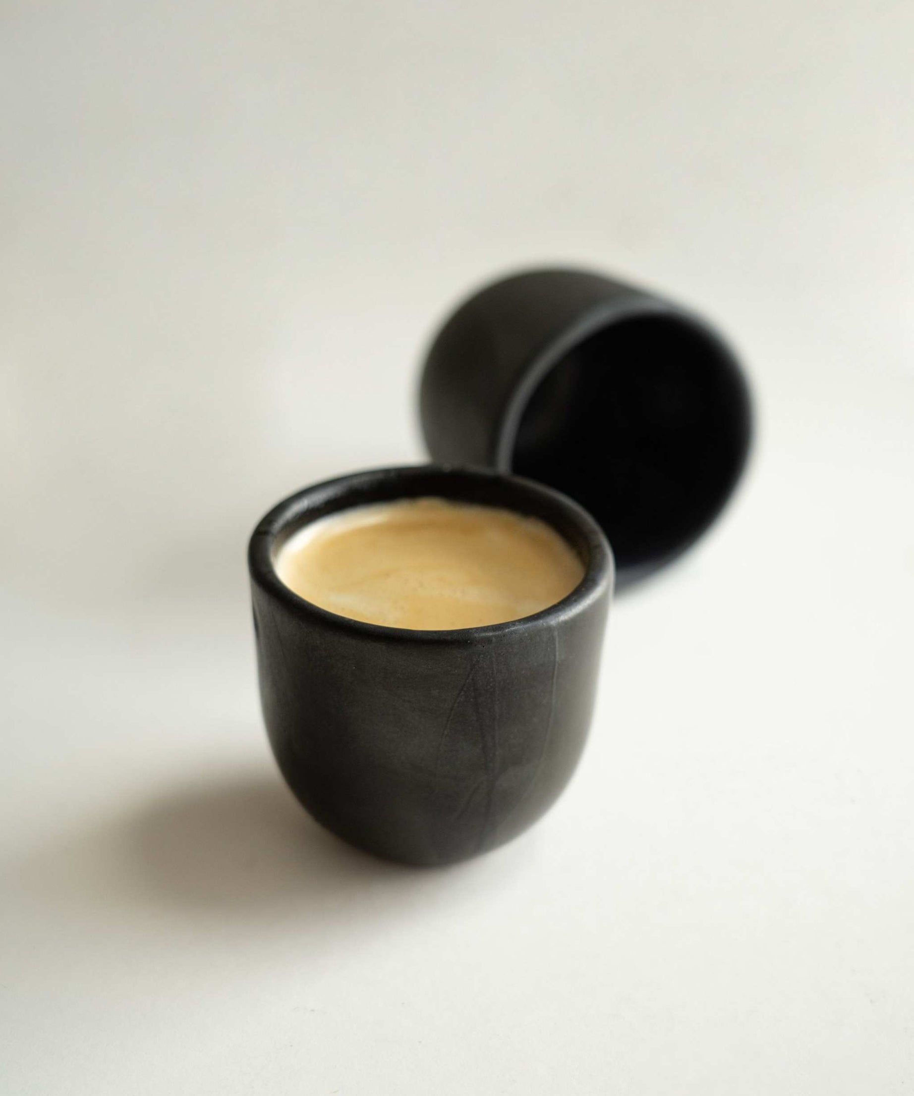 Espresso-Tasse Schwarz - Handgemachte Espressotasse aus Steingut