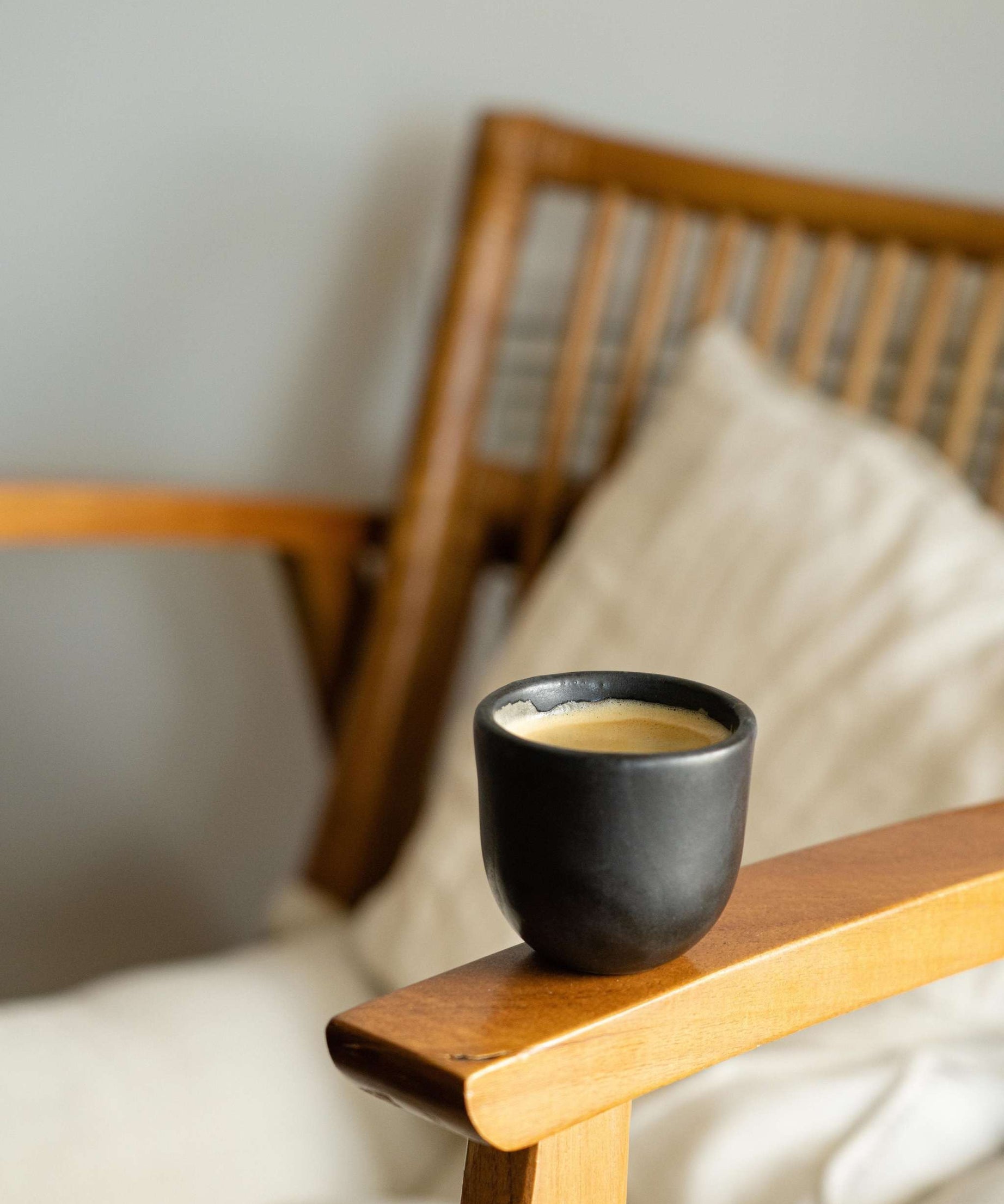 Espresso-Tasse Schwarz - Handgemachte Espressotasse aus Steingut