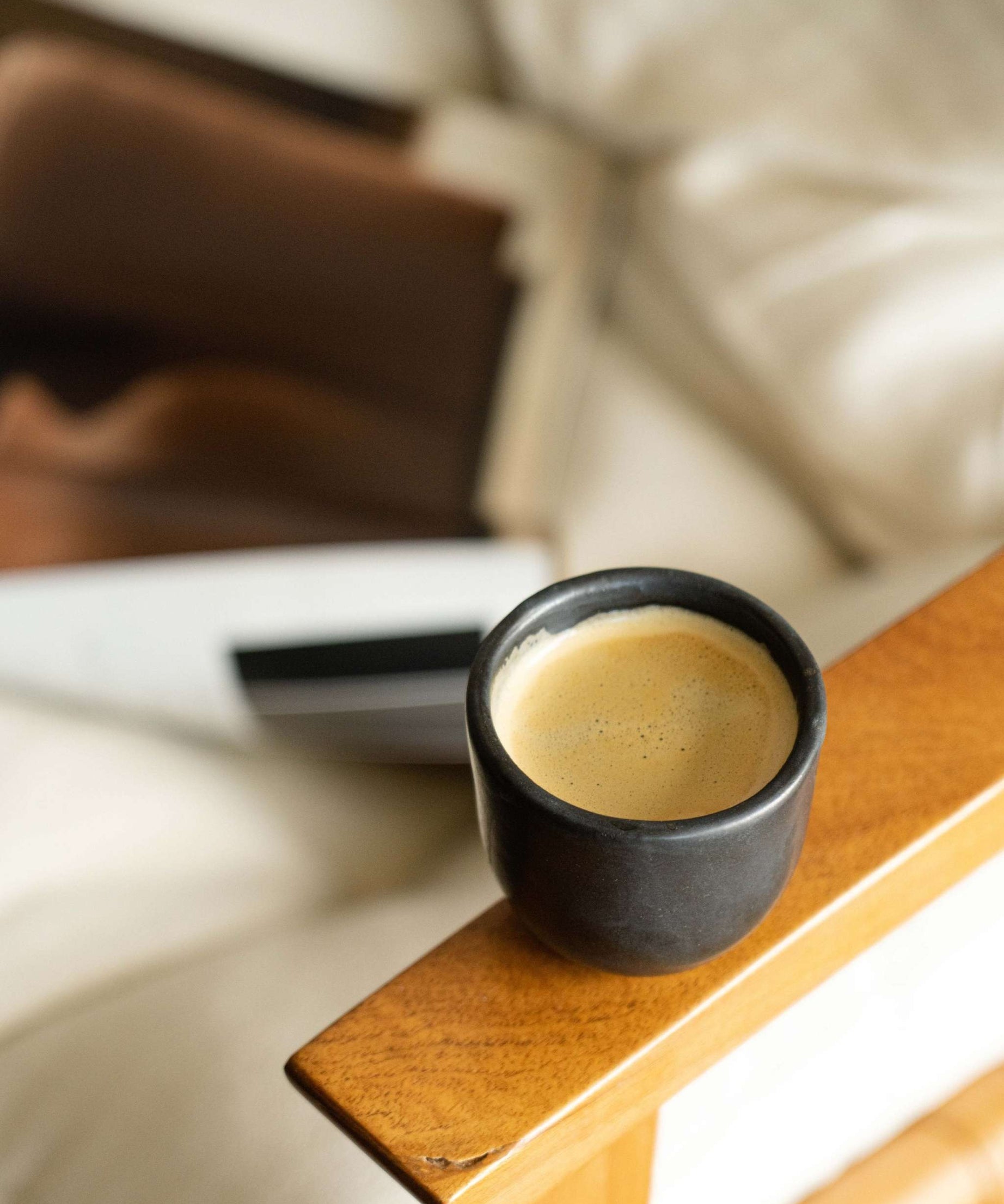 Espresso-Tasse Schwarz - Handgemachte Espressotasse aus Steingut
