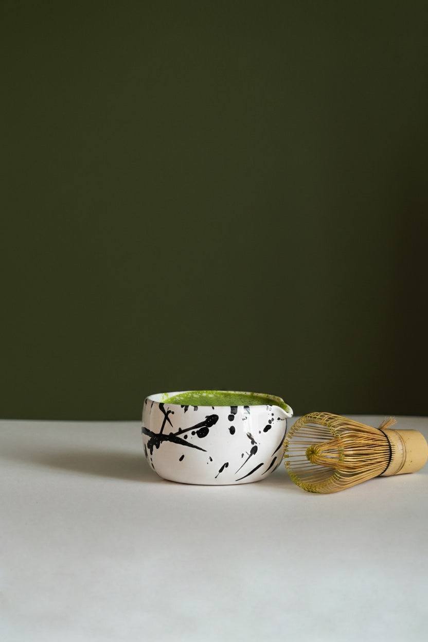 Handgemachte Matcha-Schale – gesprenkeltes oder gestricheltes Muster