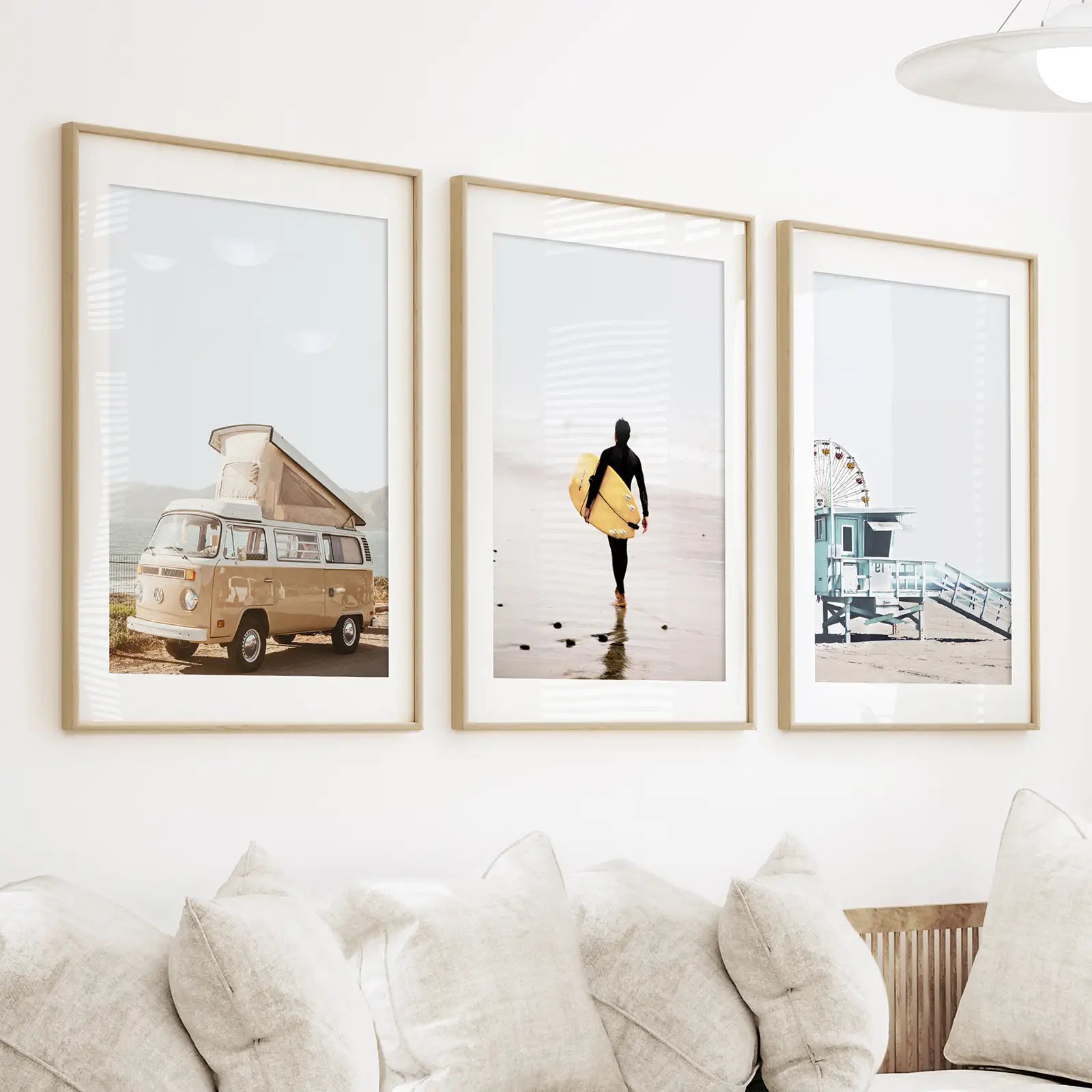 Surfer auf der Sand-Wandkunst-Set. Gelber Bus, Rettungsschwimmerturm