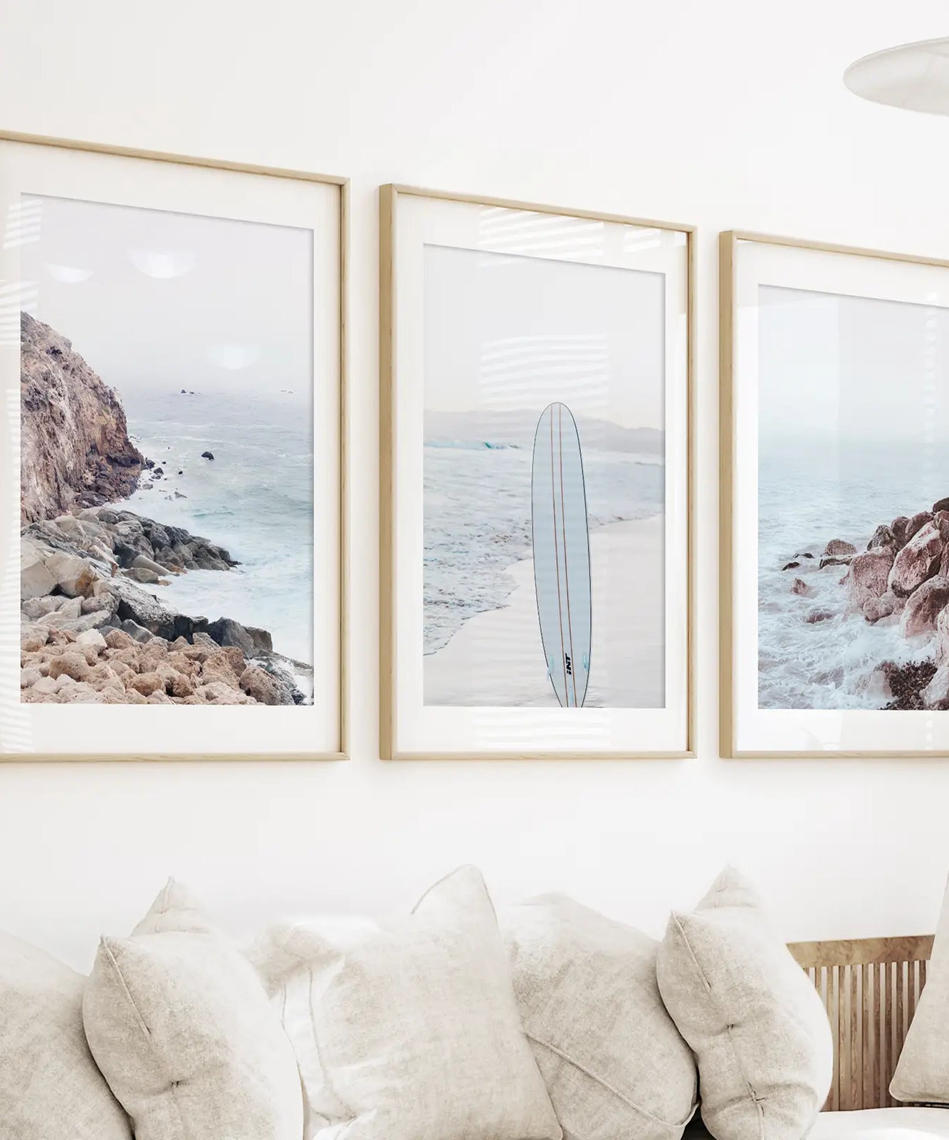 3-teiliges Surf-Wandbild. Surfbrett, blauer Meeresstrand, Felsen