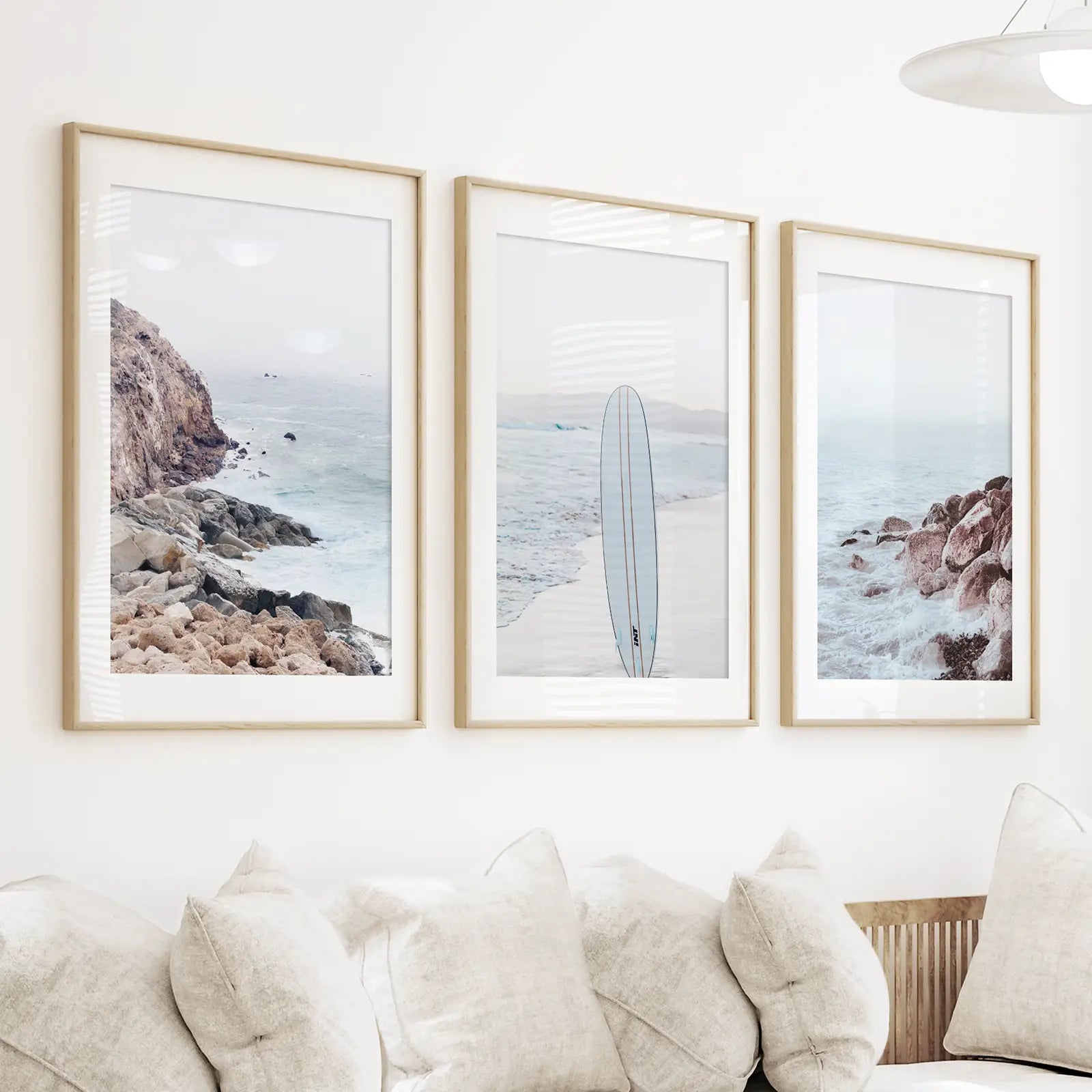 3-teiliges Surf-Wandbild. Surfbrett, blauer Meeresstrand, Felsen