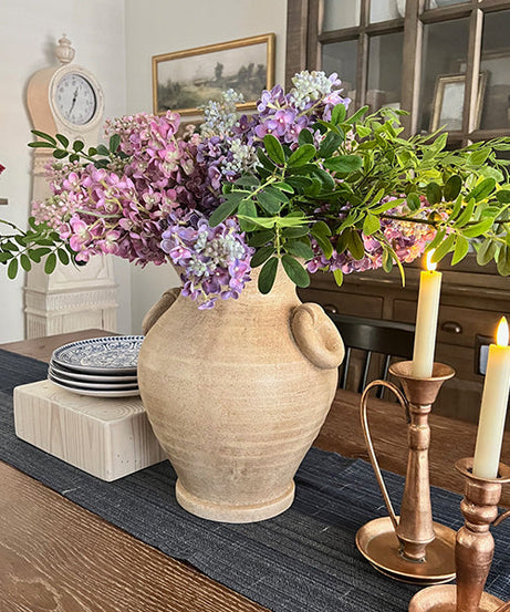 Gealterte Terrakotta-Vase mit Griffen