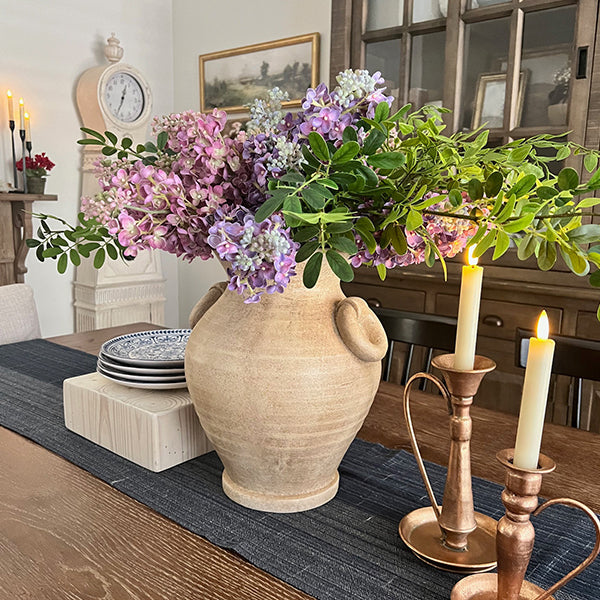 Gealterte Terrakotta-Vase mit Griffen