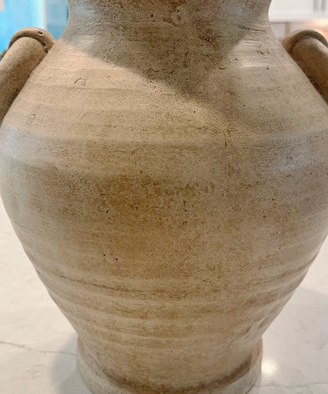 Gealterte Terrakotta-Vase mit Griffen