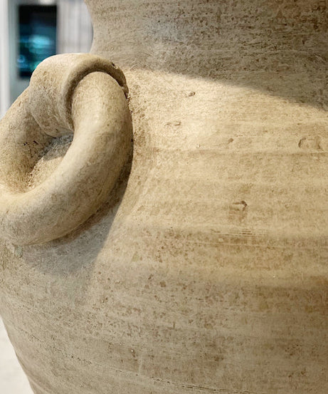 Gealterte Terrakotta-Vase mit Griffen