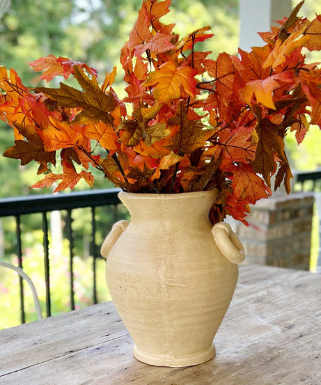 Gealterte Terrakotta-Vase mit Griffen